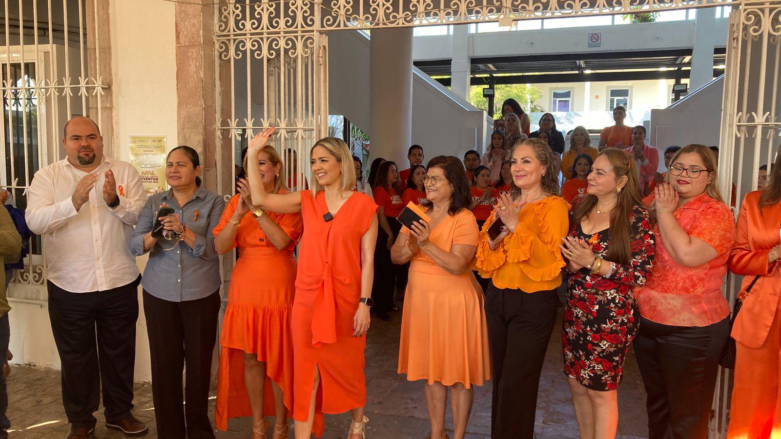 $!Dan banderazo a ‘16 días de activismo contra la violencia hacia la mujer’ en Mazatlán