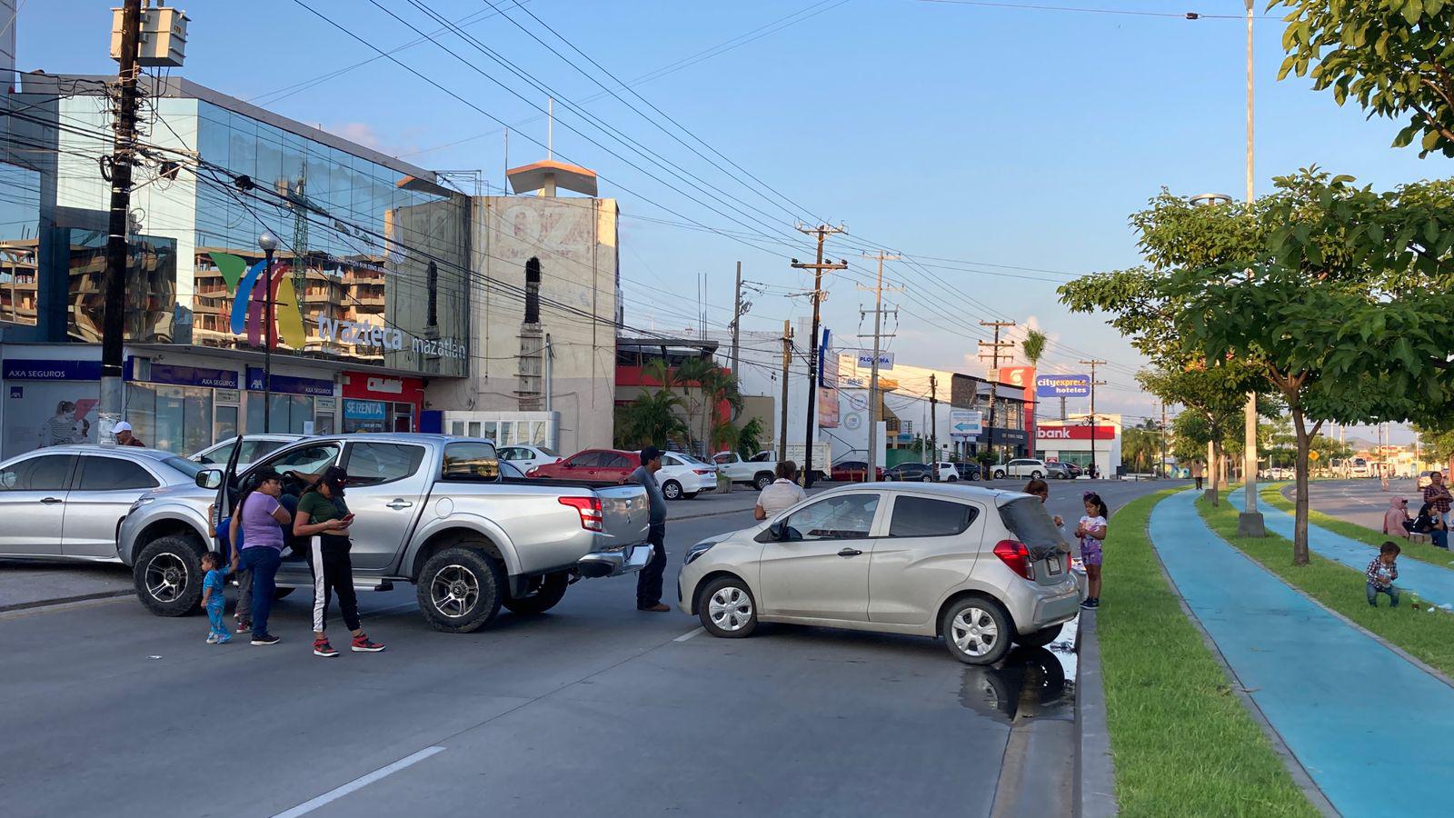 $!Tras ‘ahorcar’ 10 horas la vialidad en la Rafael Buelna, desplazados levantan el bloqueo, en Mazatlán