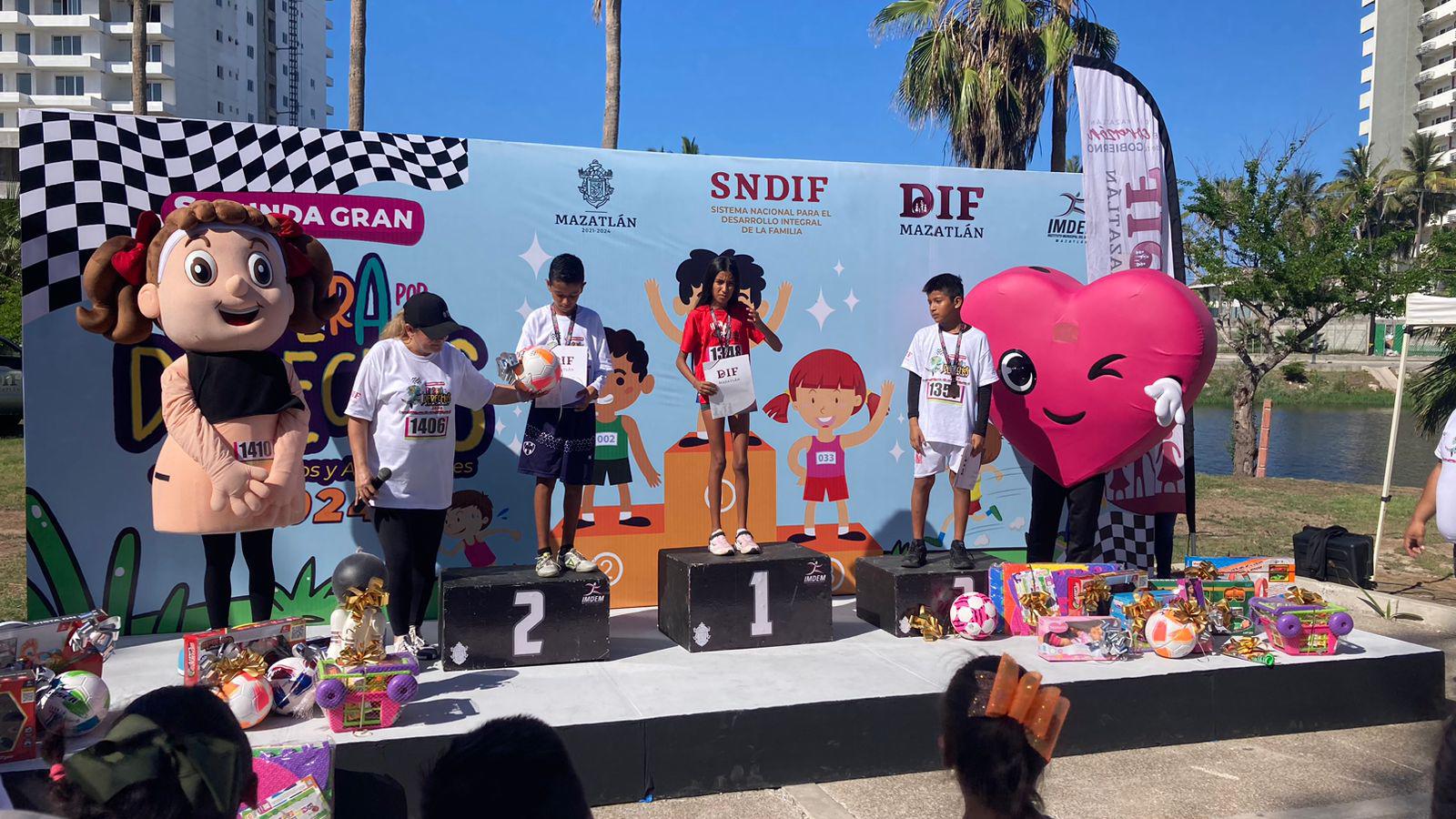 $!Niñas, niños y adolescentes compiten en la Segunda Gran Carrera por los Derechos en Mazatlán