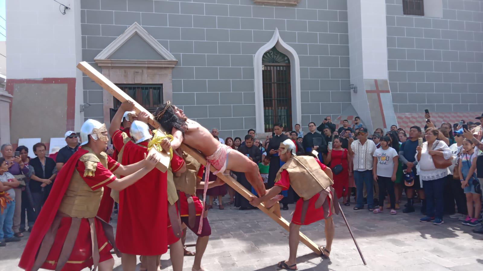 $!Realizan Viacrucis en el Atrio de la Catedral de Mazatlán