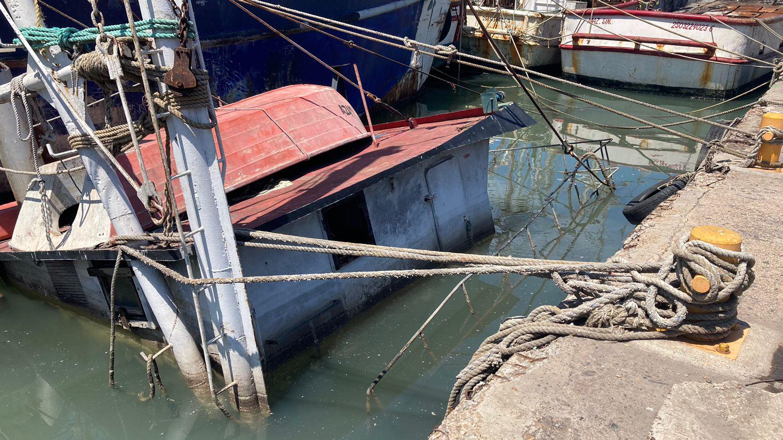 $!Barcos ‘chatarra’ siguen ocupando espacio en los muelles; no hay plan de retiro