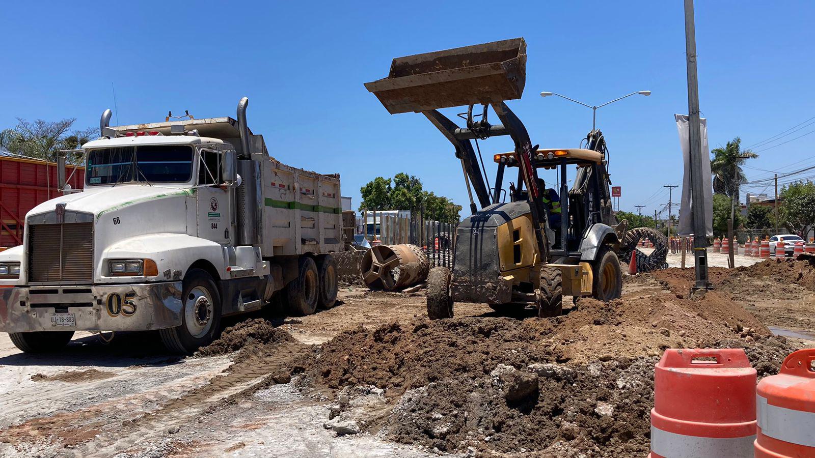 $!Continúa construcción de puente a desnivel en el Libramiento Colosio