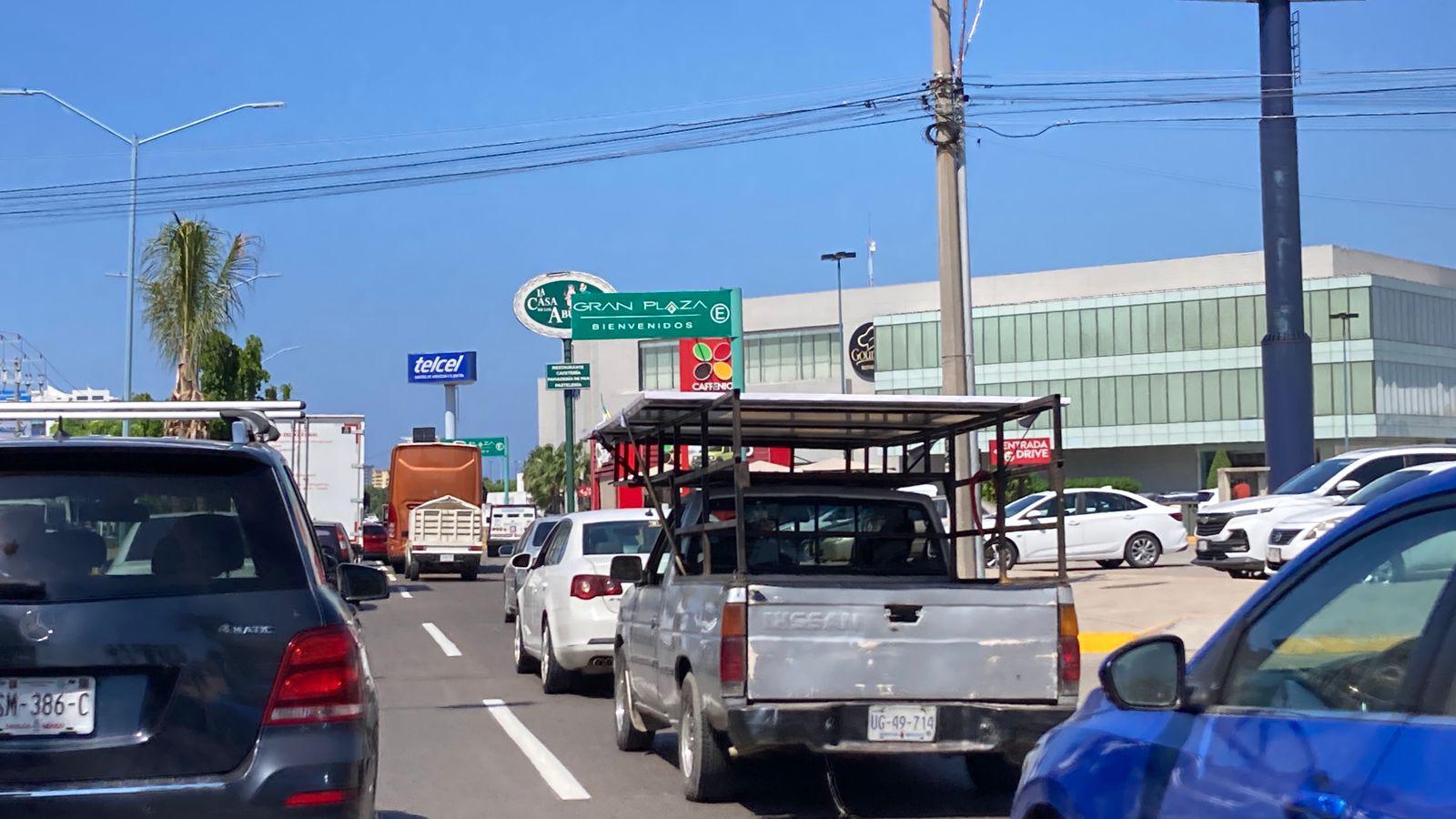 $!Tome sus precauciones; por manifestación en Mazatlán se congestiona vialidad en la Rafael Buelna y Reforma