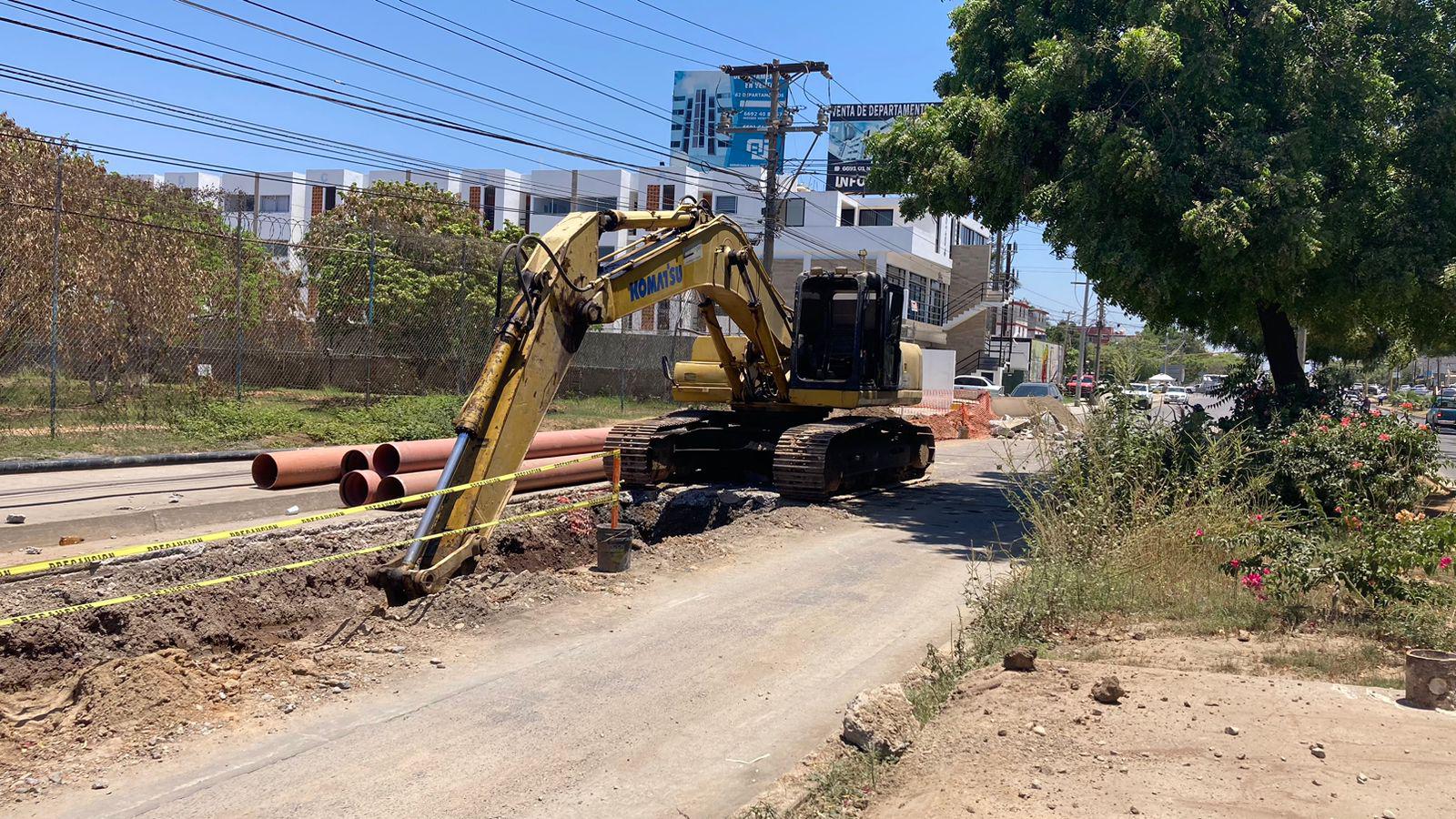 $!Continúan trabajos de rehabilitación de colector de aguas residuales y el tráfico en el sur de Mazatlán