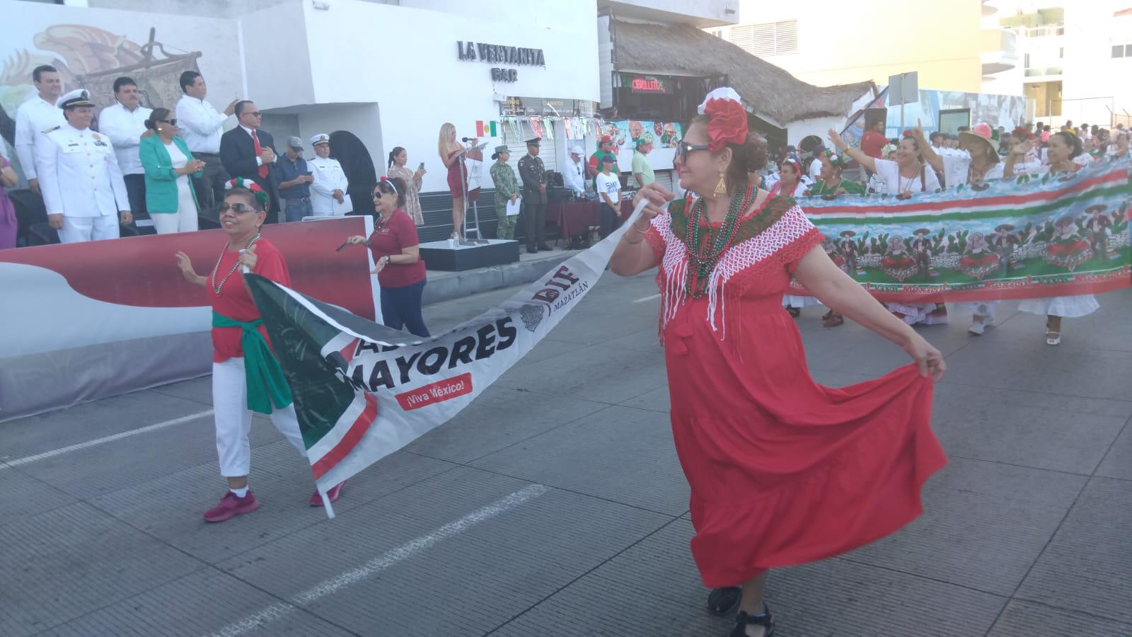 $!Las personas de la tercera edad del DIF Municipal le dieron el toque alegre al desfile.