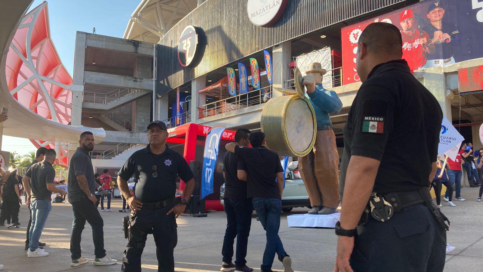 $!Patrullas de la Marina realizan rondines a las afueras del Estadio Teodoro Mariscal