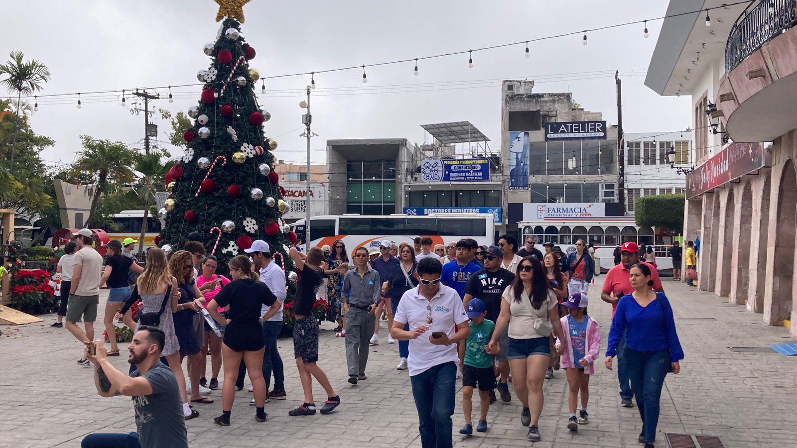 $!Turismo extranjero toma las calles del Centro de Mazatlán y sus alrededores