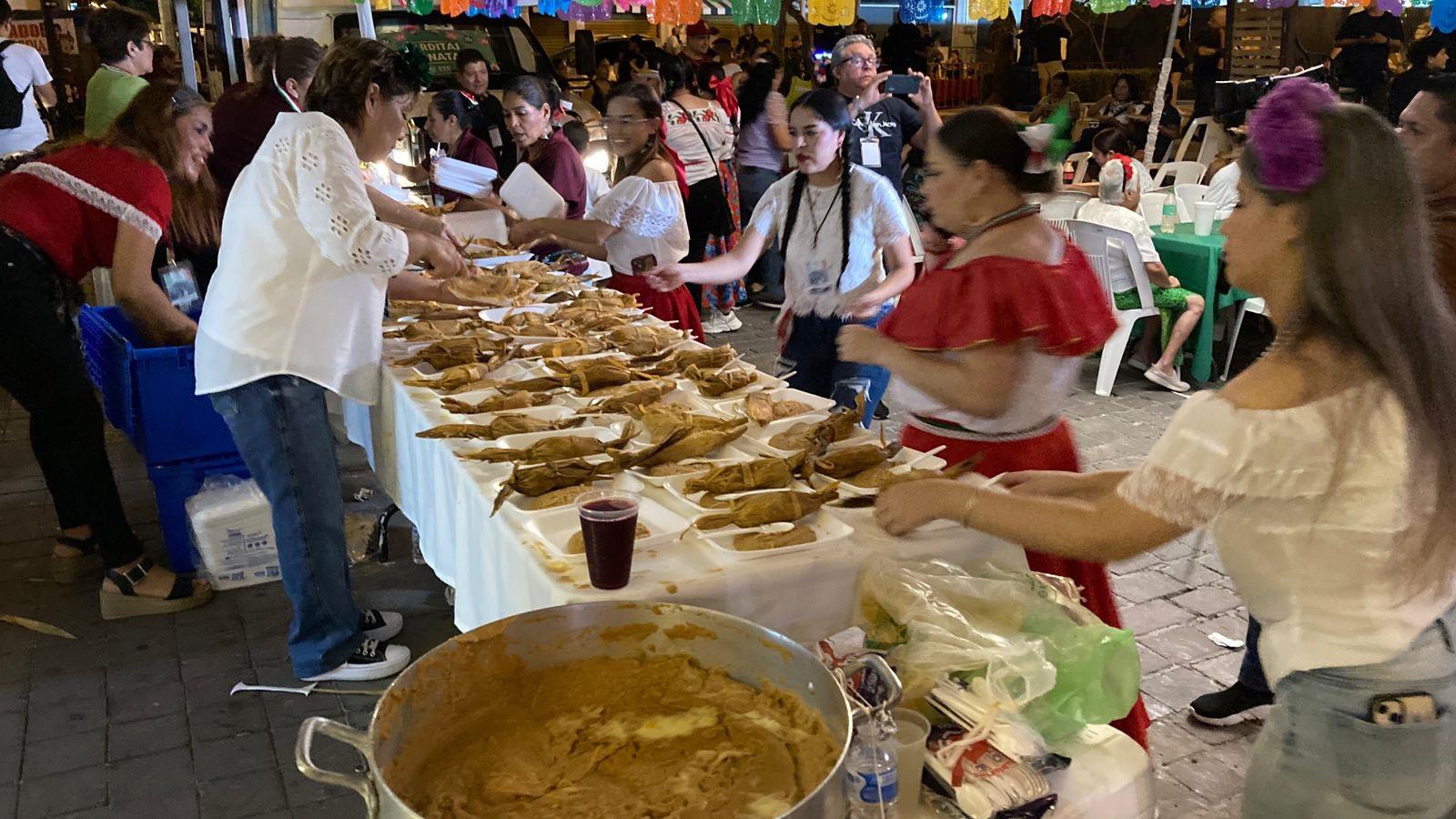 $!Recorre Alcalde de Mazatlán verbena popular del Día de la Independencia