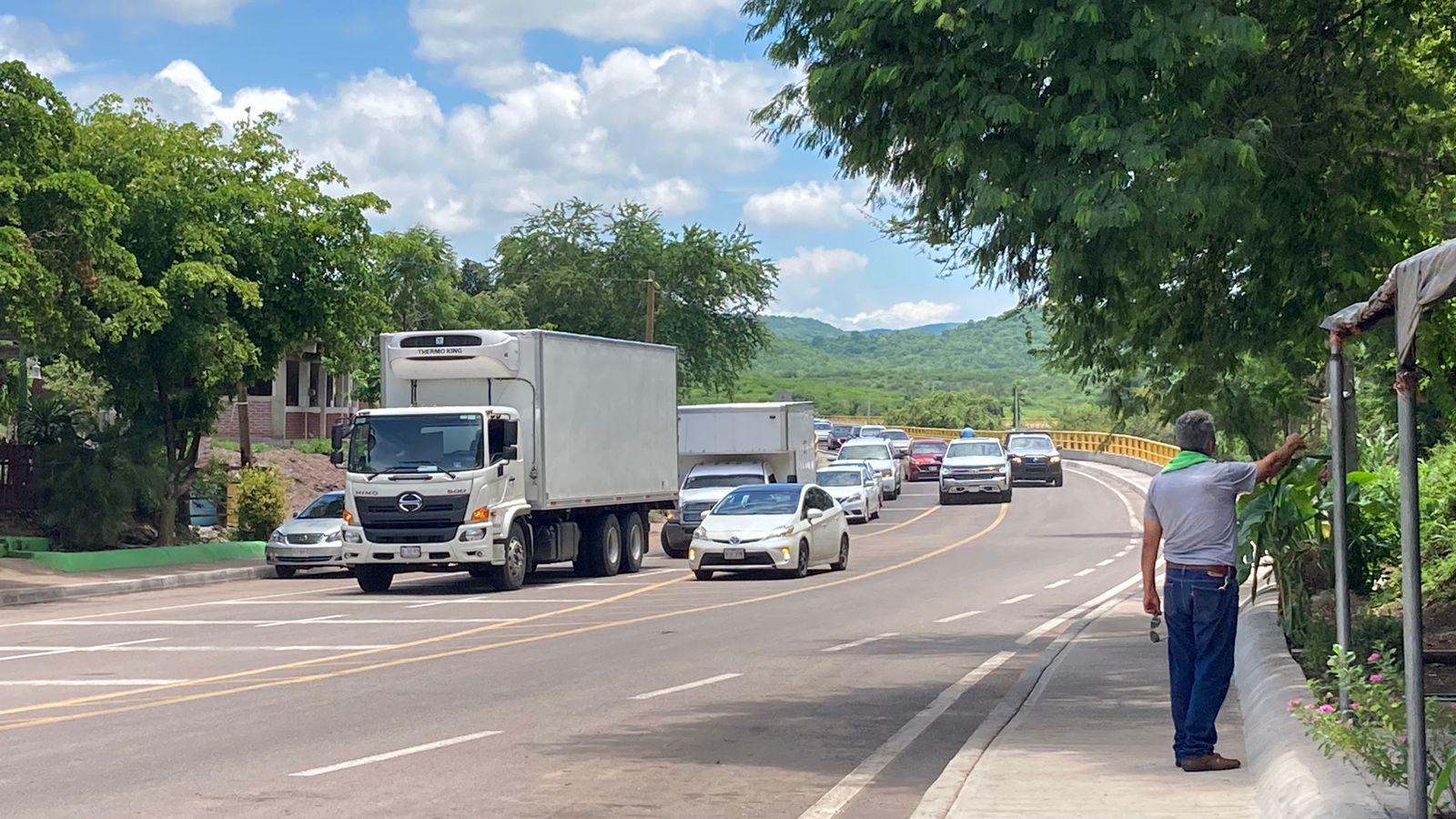 $!Tras dos horas de bloqueo, liberan la carretera Mazatlán-Culiacán, en El Puente de El Quelite