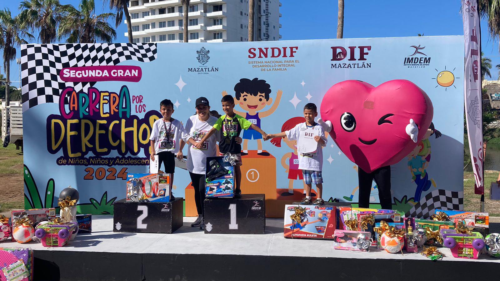 $!Niñas, niños y adolescentes compiten en la Segunda Gran Carrera por los Derechos en Mazatlán