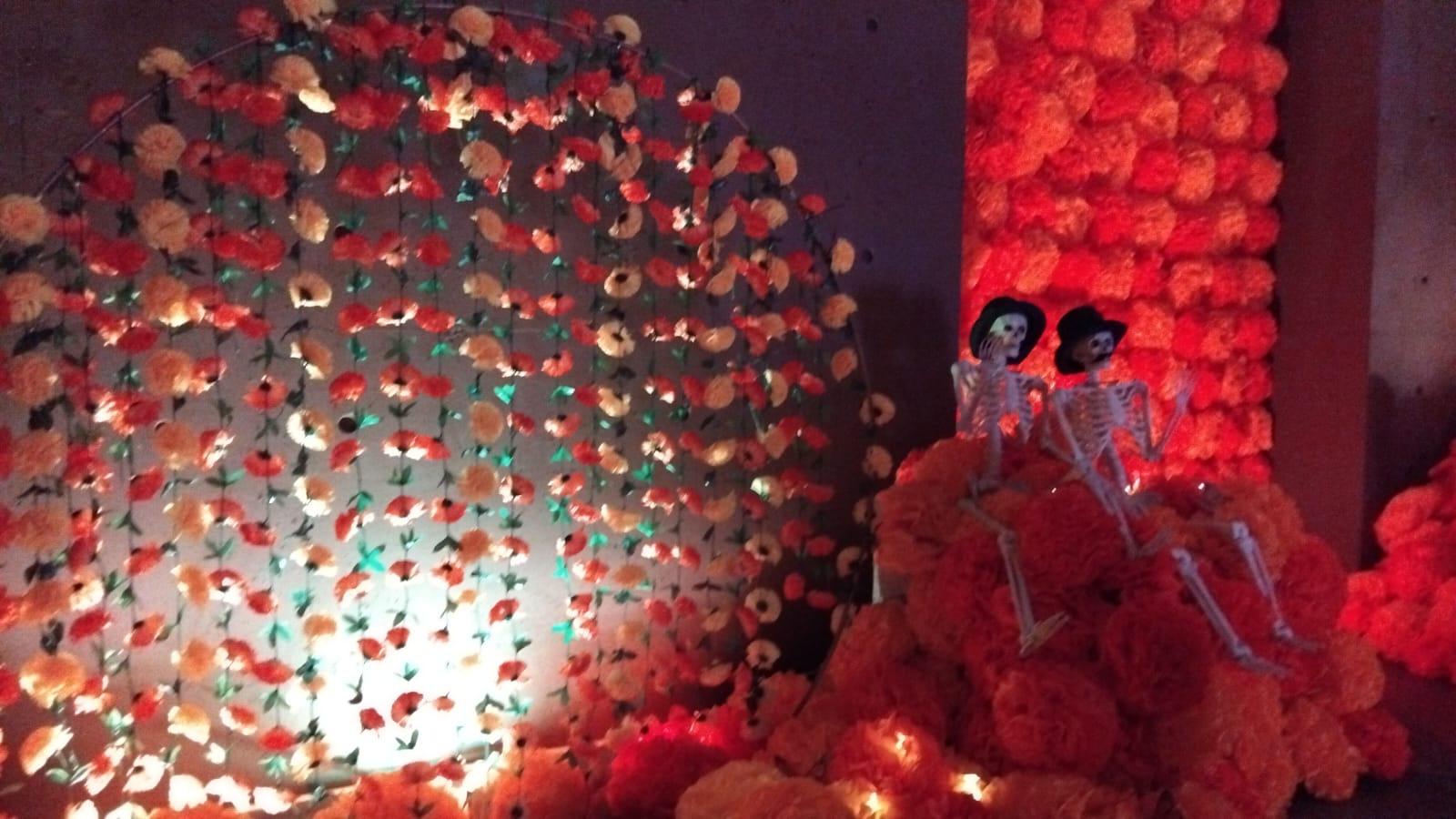 $!Entre cempasúchil, velas y una imponente calavera, Gran Acuario sorprende a sus visitantes