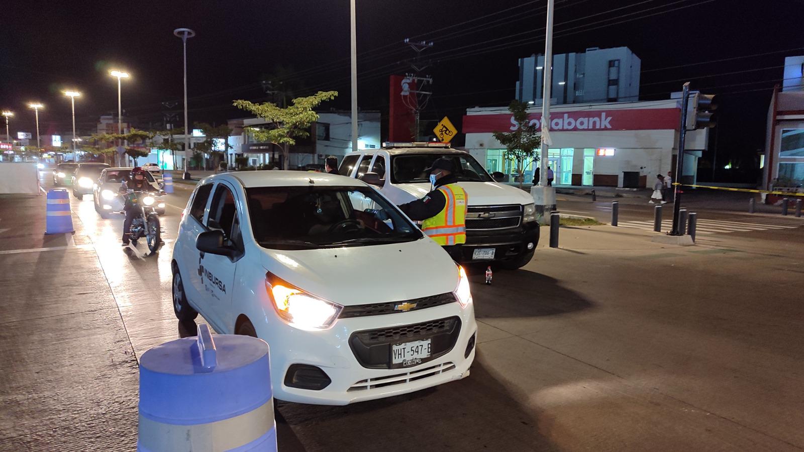 $!Alcoholímetro sanciona 31 conductores el fin de semana en Mazatlán