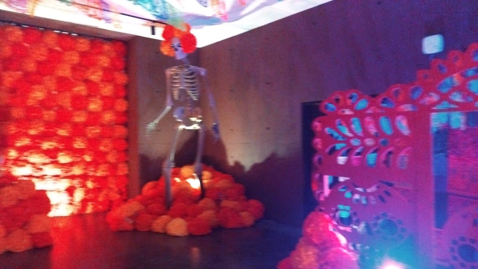 $!Entre cempasúchil, velas y una imponente calavera, Gran Acuario sorprende a sus visitantes