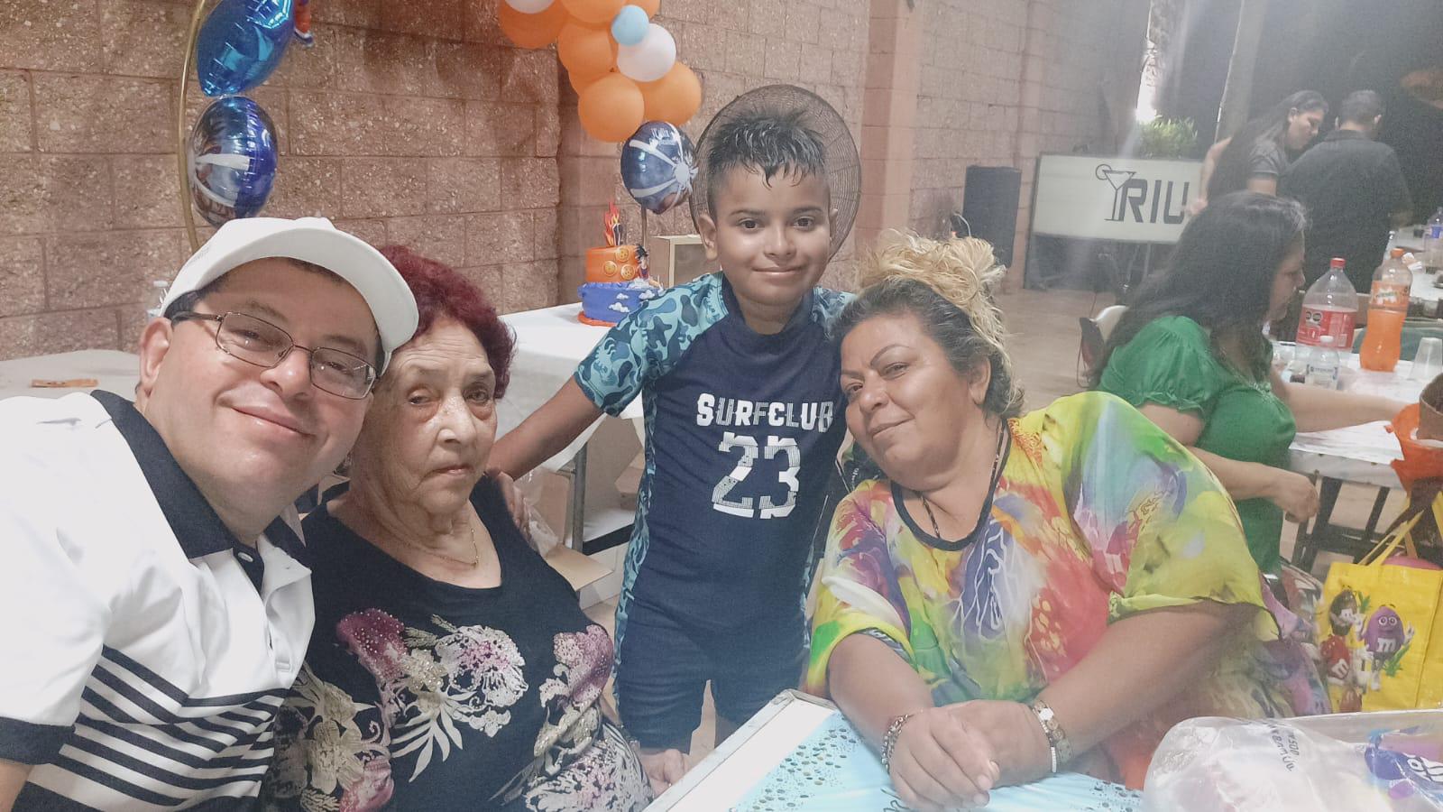 $!Con su bisabuela Amelia Estrada y sus tíos José Alfredo y Rosa María Beltrán.