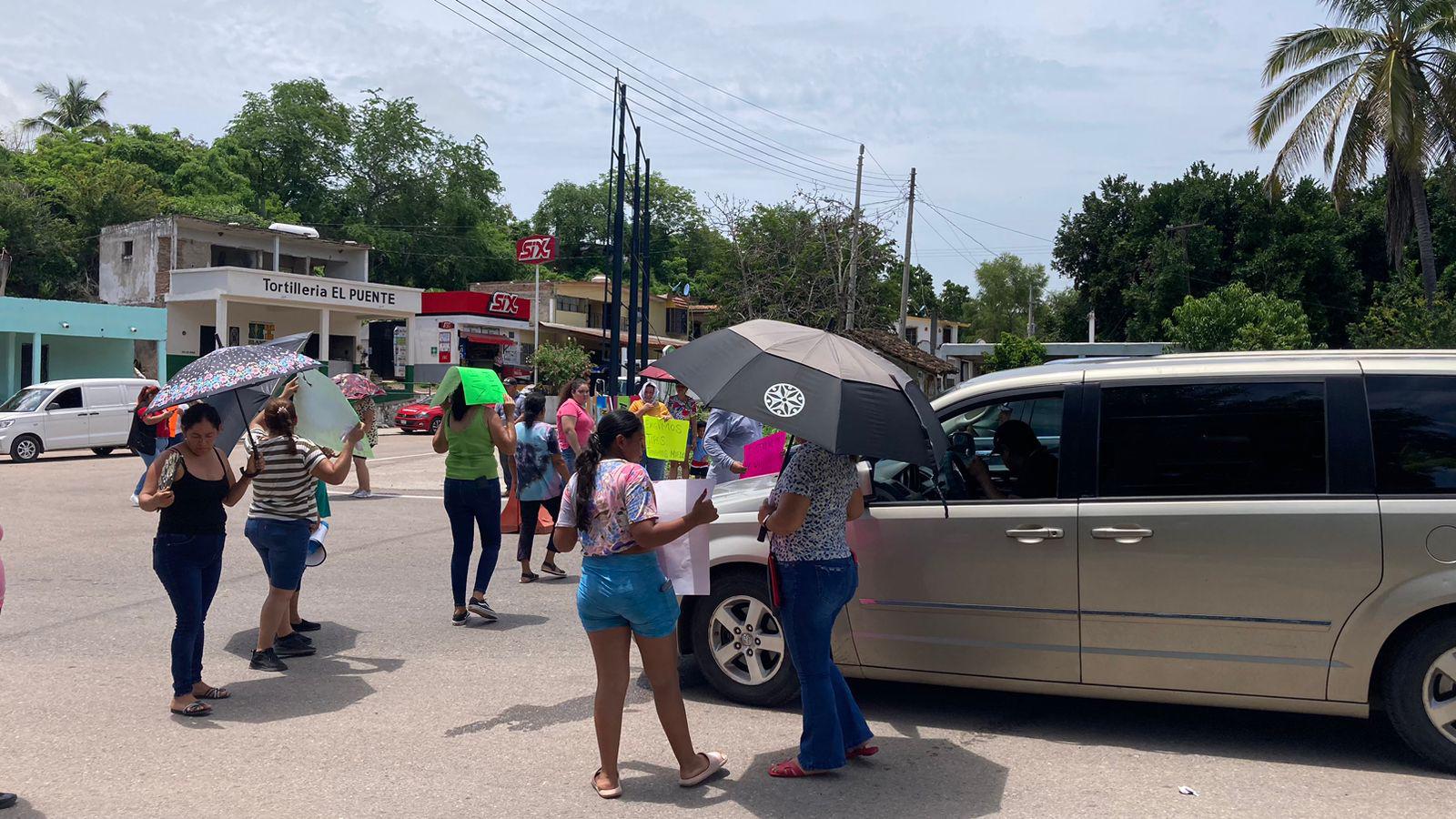 $!Tras dos horas de bloqueo, liberan la carretera Mazatlán-Culiacán, en El Puente de El Quelite