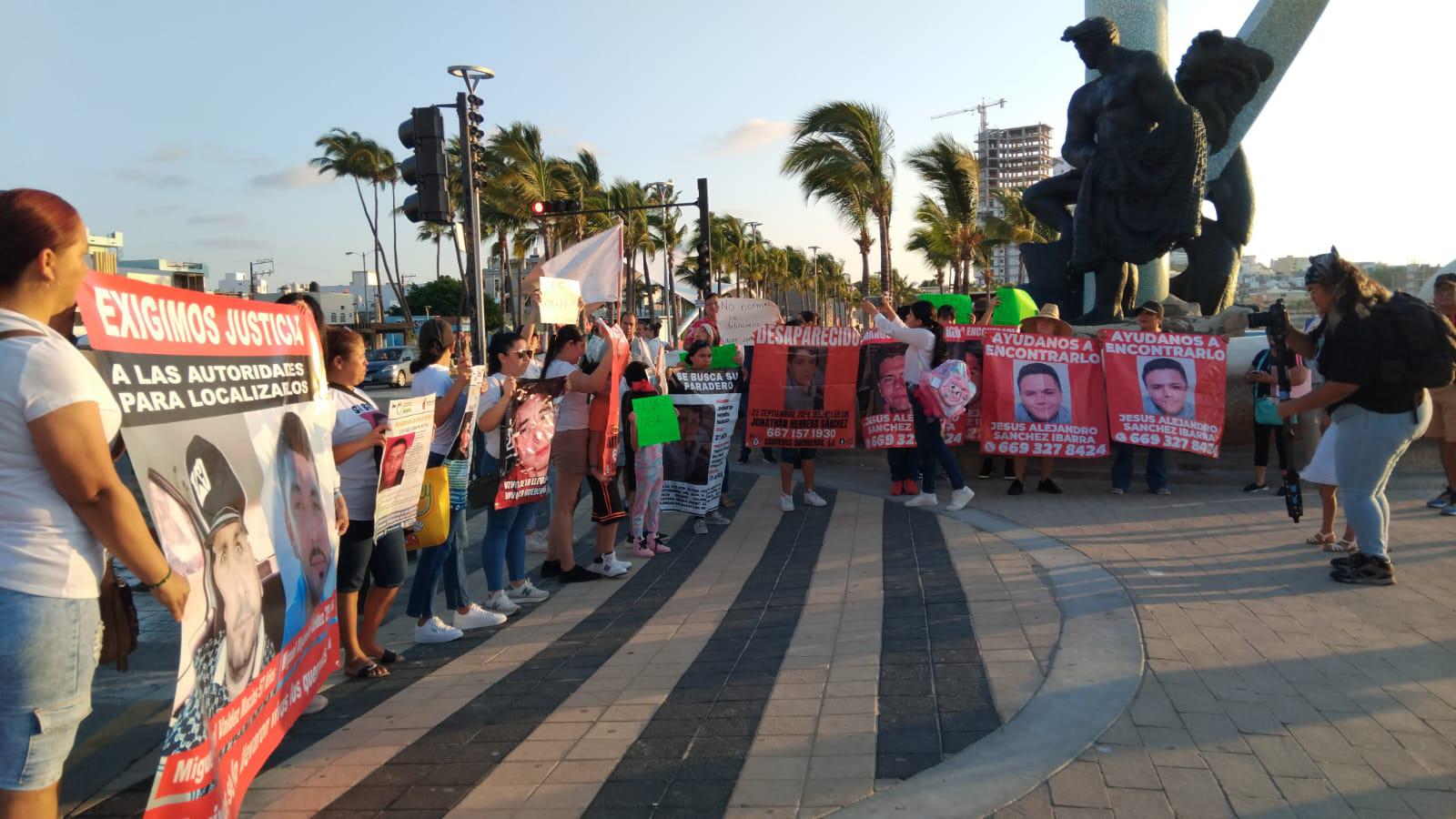 $!Realizan marcha por el malecón por los desaparecidos en Mazatlán