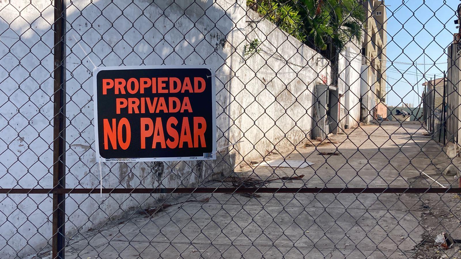 $!Manifestantes reabren acceso a playa de Mazatlán cerrado por la iniciativa privada