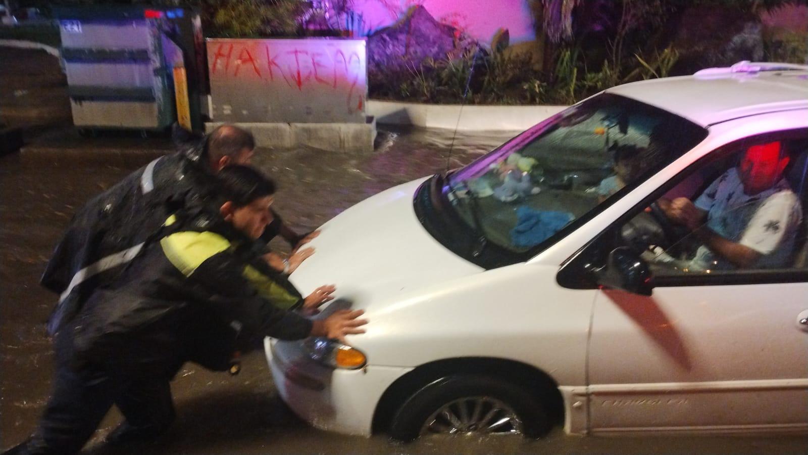 $!Lluvia nocturna causa encharcamientos en Mazatlán