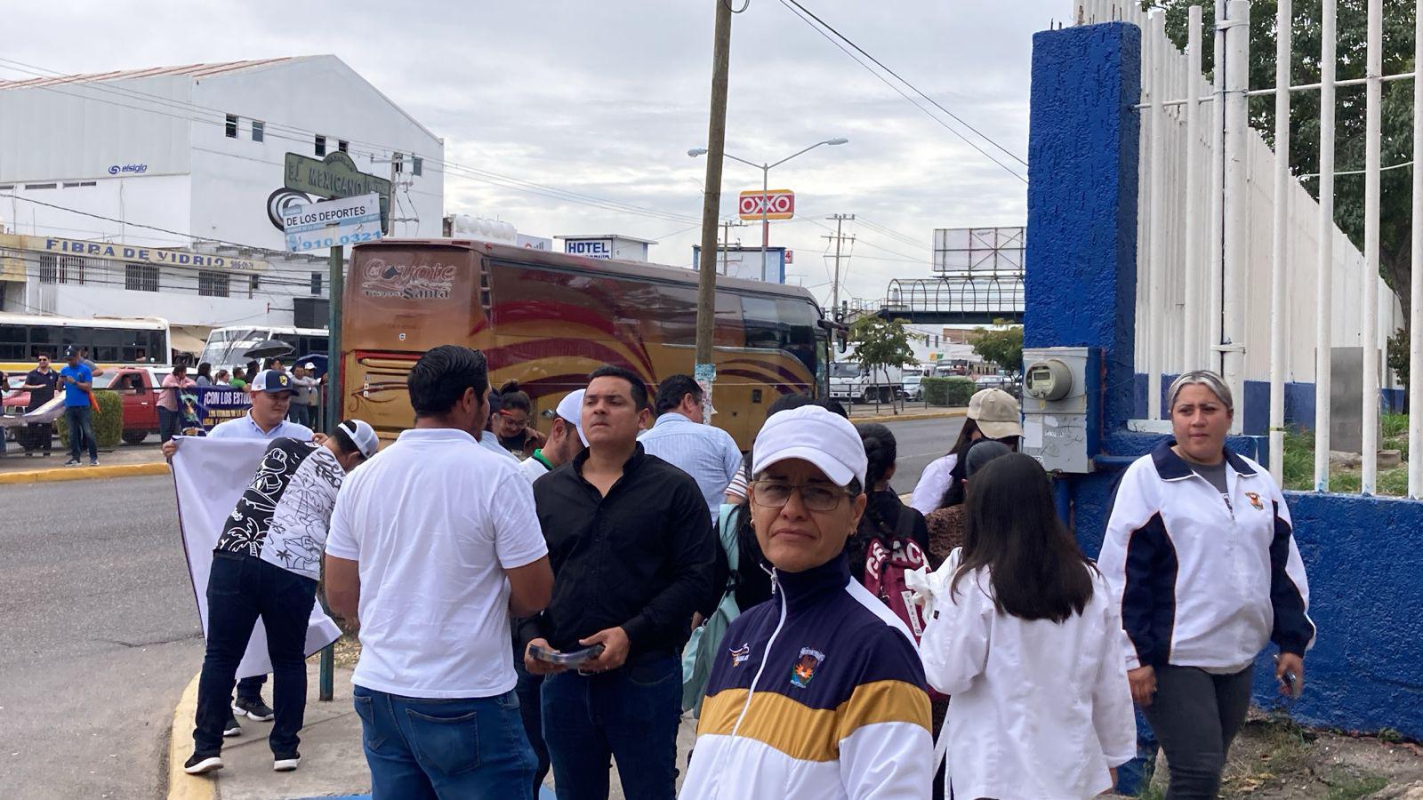 $!Trabajadores y alumnos de la UAS hacen manifestación pacífica en Mazatlán, Culiacán y Los Mochis