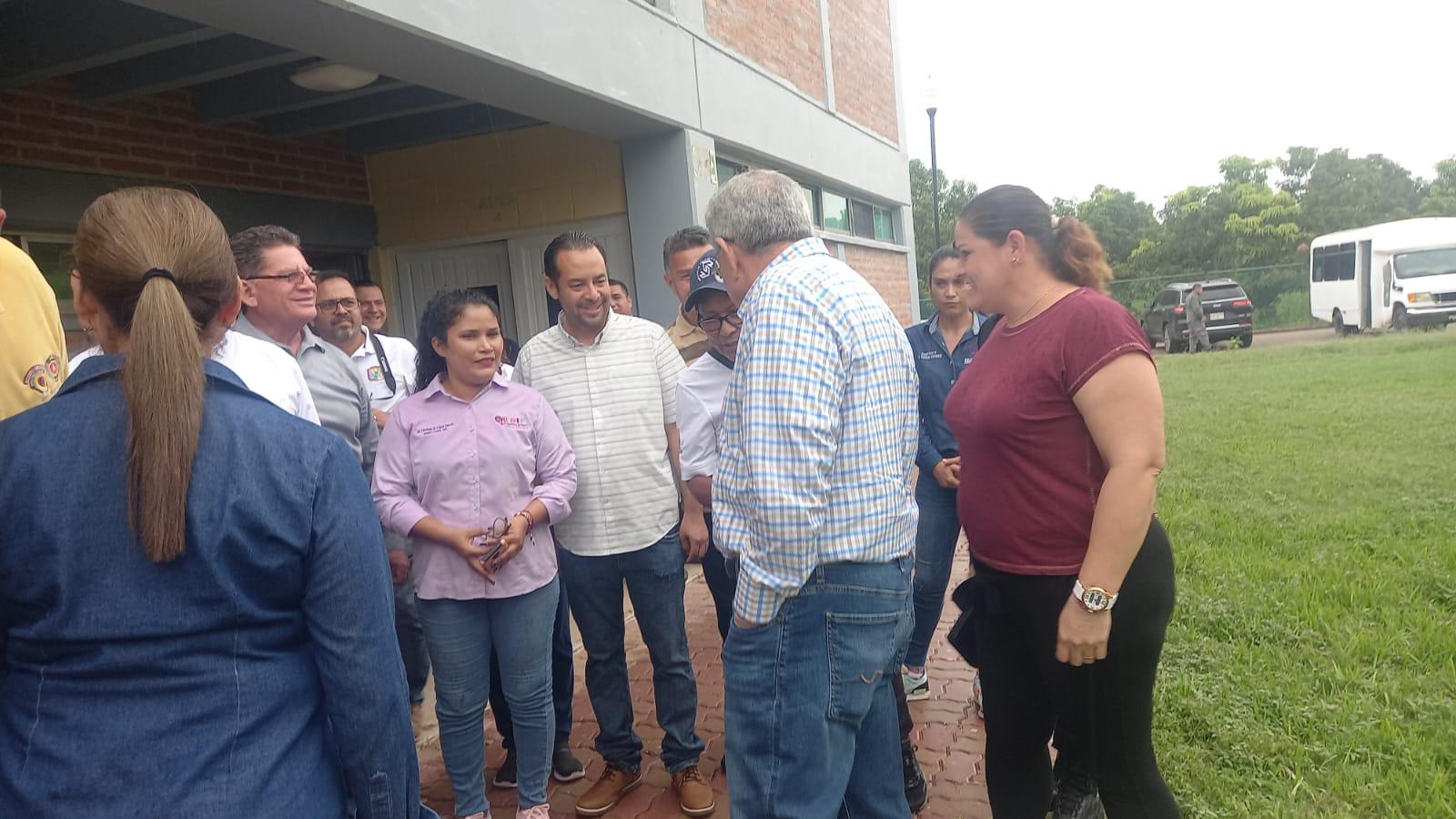 $!Rocha Moya recorre el sur de Sinaloa y llama a apoyar a población vulnerable ante huracán