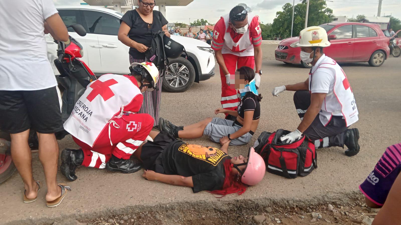 $!Hermanas quedan heridas tras derrapar su moto en Mazatlán