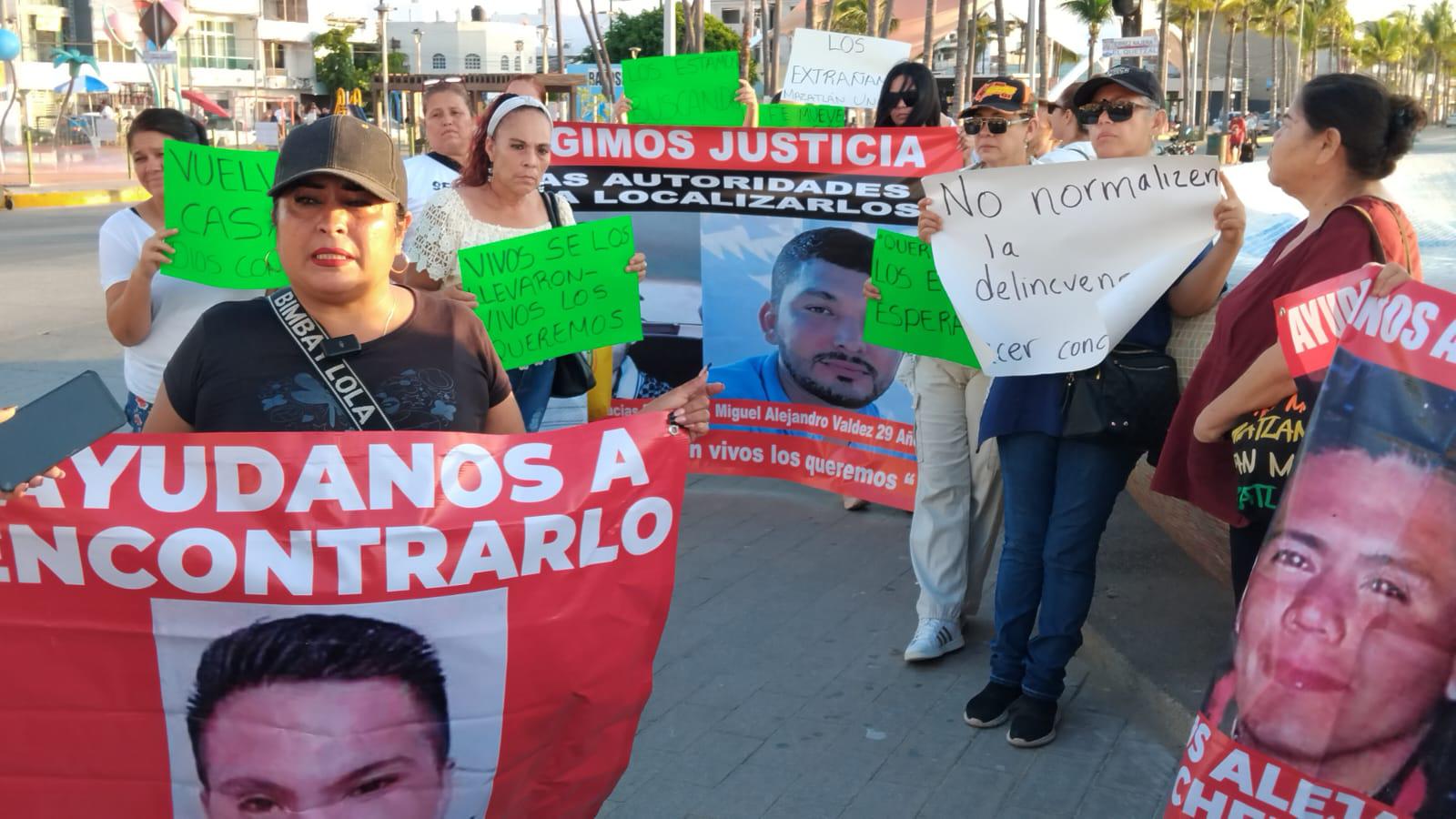 $!Realizan marcha por el malecón por los desaparecidos en Mazatlán