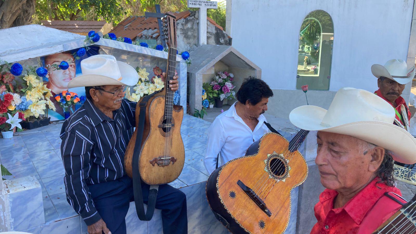 $!Asegura Alcaldesa que población mazatleca puede acudir con tranquilidad a panteones en este Día de Muertos