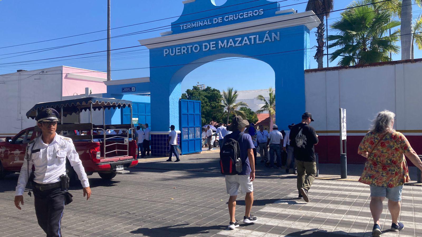 $!Arriba crucero Majestic Princess a Mazatlán y el turismo se apodera del puerto