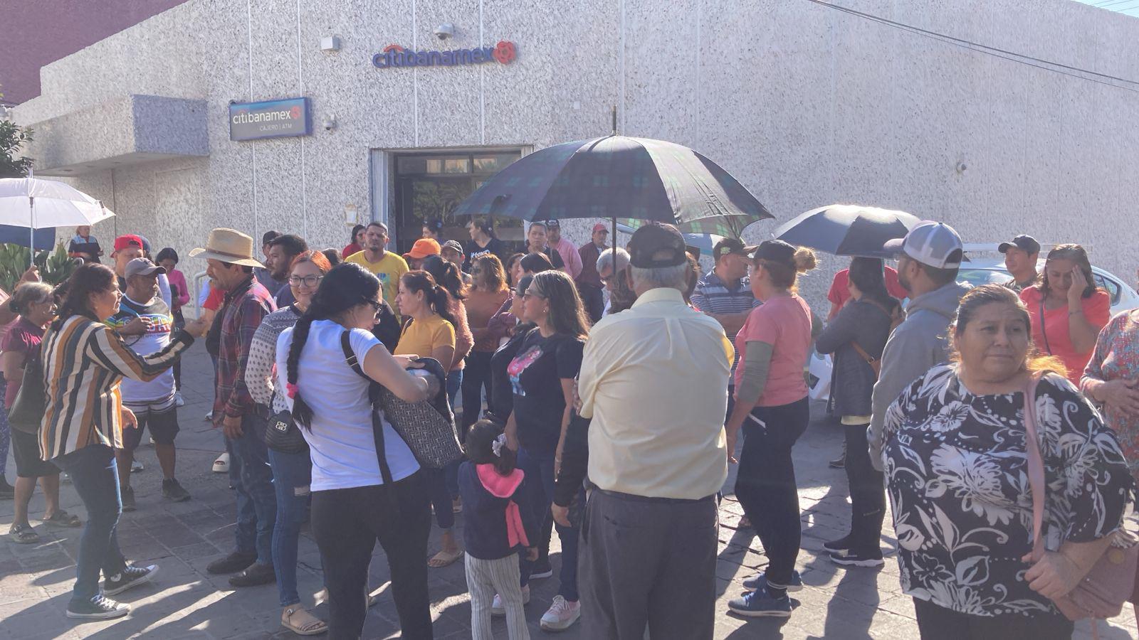 $!Bloquean desplazados por la violencia calles del Centro; acusan desatención de los gobiernos Municipal y Estatal