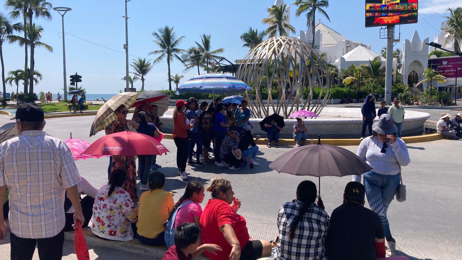 $!Bloquean desplazados por la violencia glorieta entre Rafael Buelna y Camarón Sábalo en exigencia de escrituras