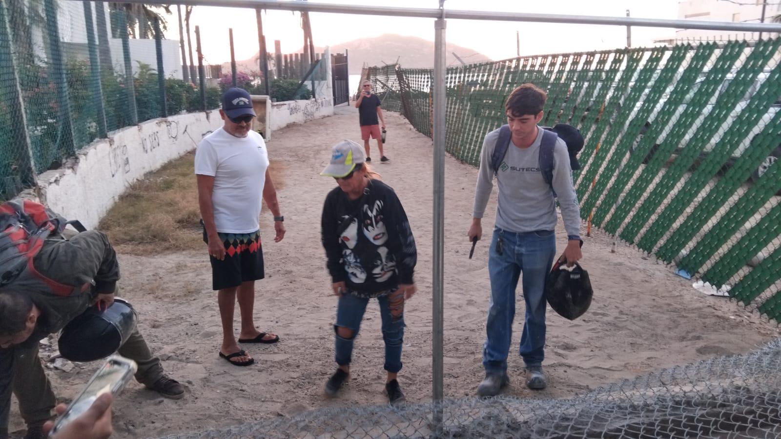 $!Surfistas, comerciantes y colectivos protestan contra bloqueo a accesos de playa en Mazatlán