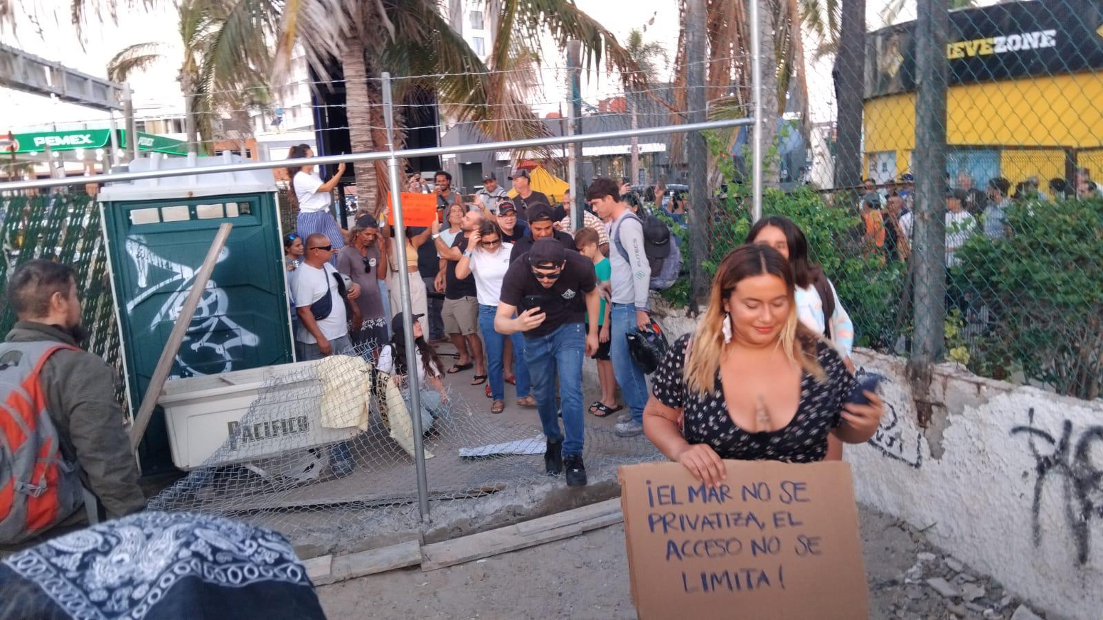 $!Surfistas, comerciantes y colectivos protestan contra bloqueo a accesos de playa en Mazatlán