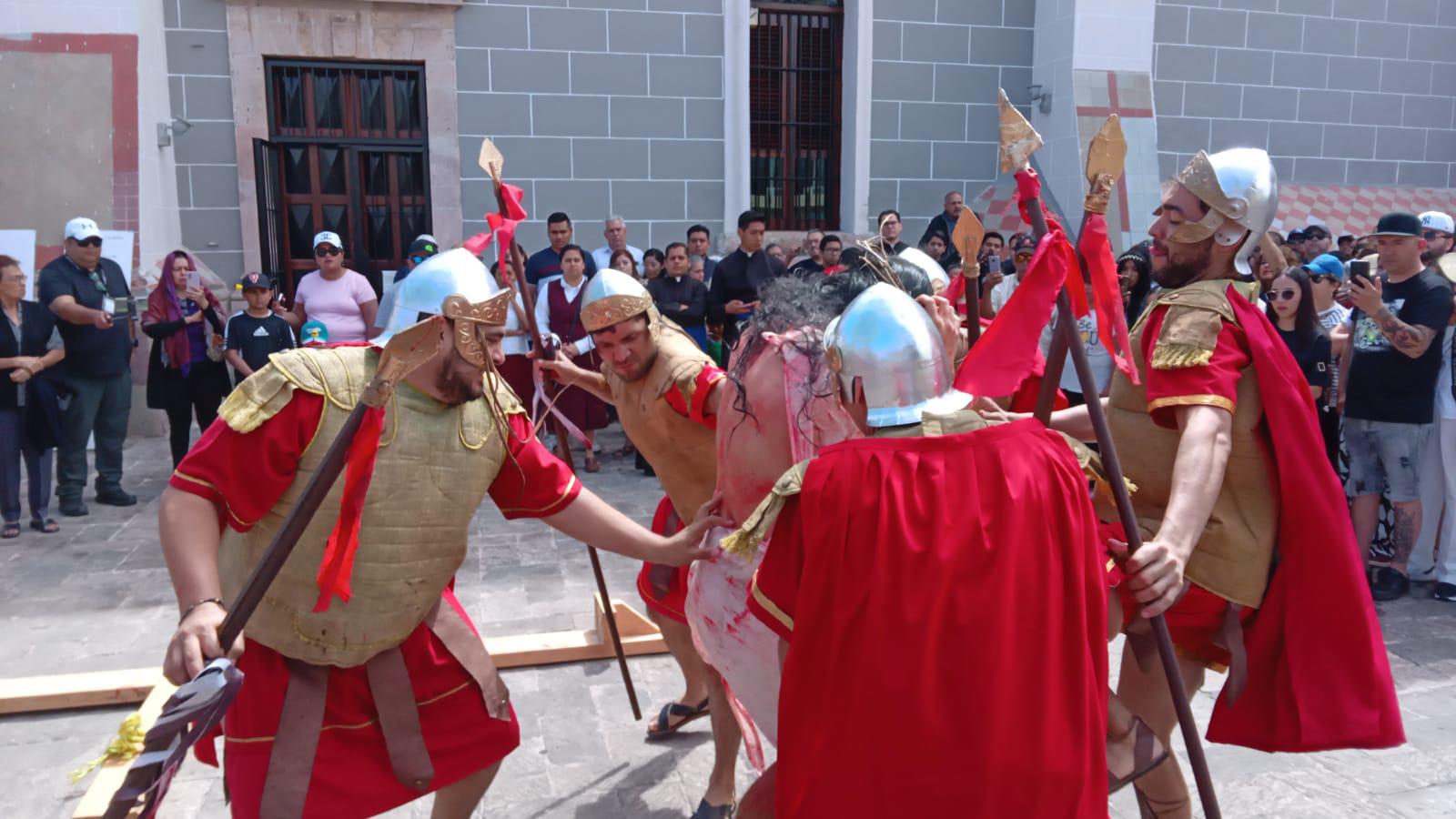 $!Realizan Viacrucis en el Atrio de la Catedral de Mazatlán