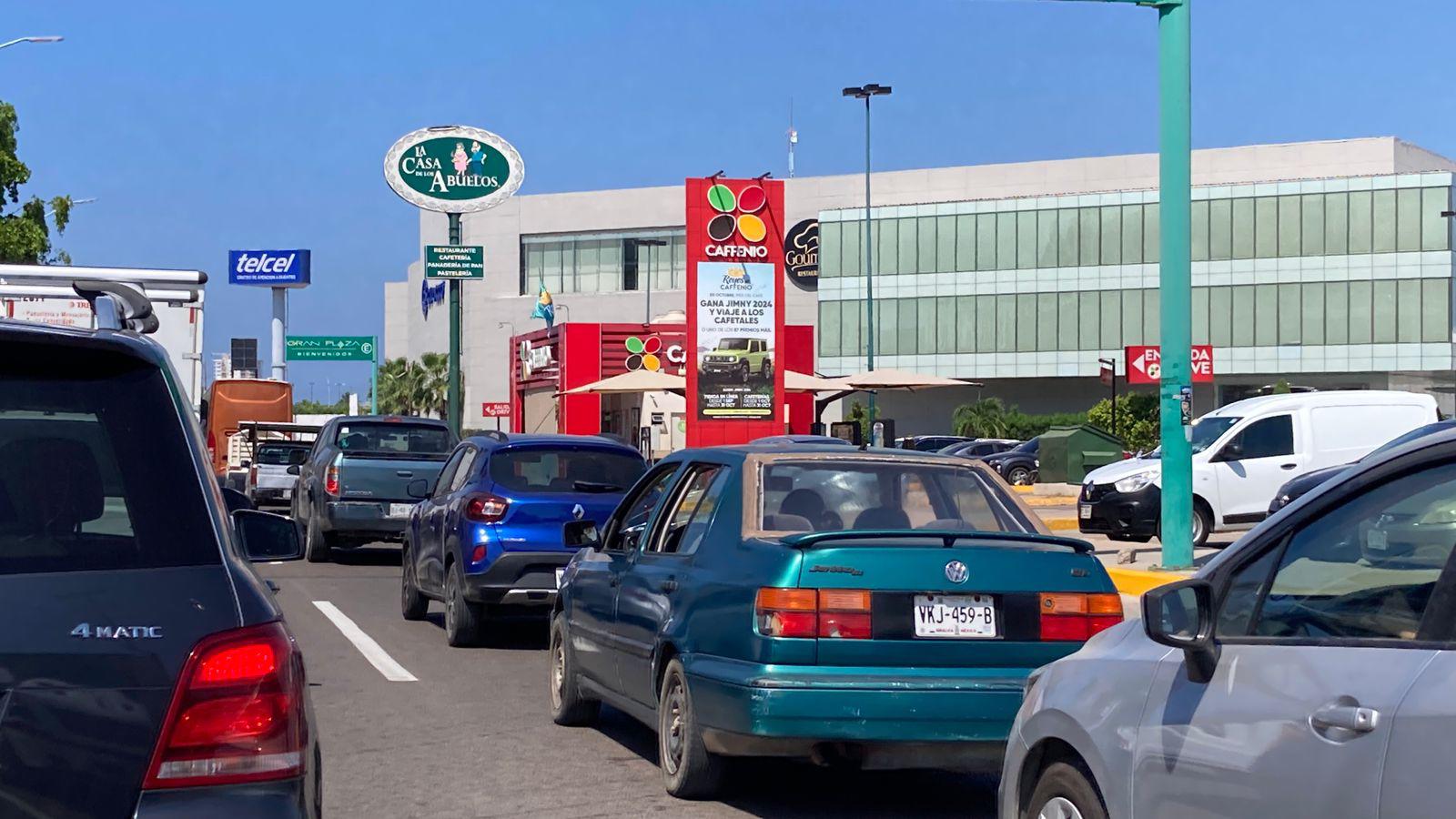 $!Tome sus precauciones; por manifestación en Mazatlán se congestiona vialidad en la Rafael Buelna y Reforma