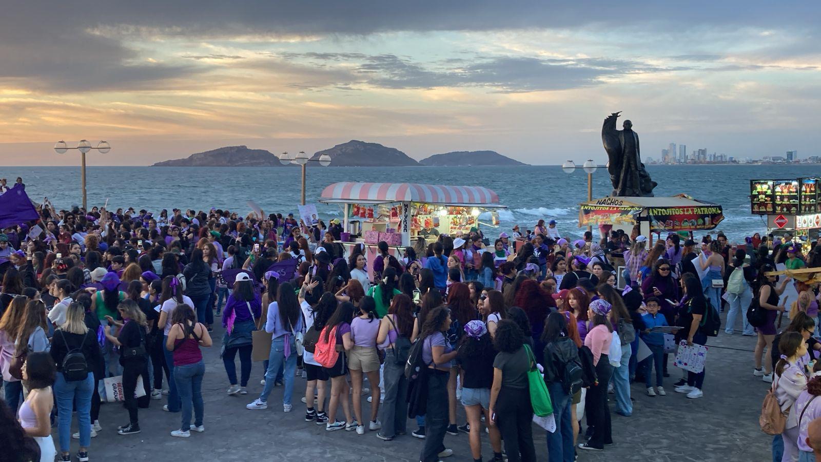 $!‘Mujer escucha, esta es tu lucha’; inicia la Marcha 8M por el malecón de Mazatlán