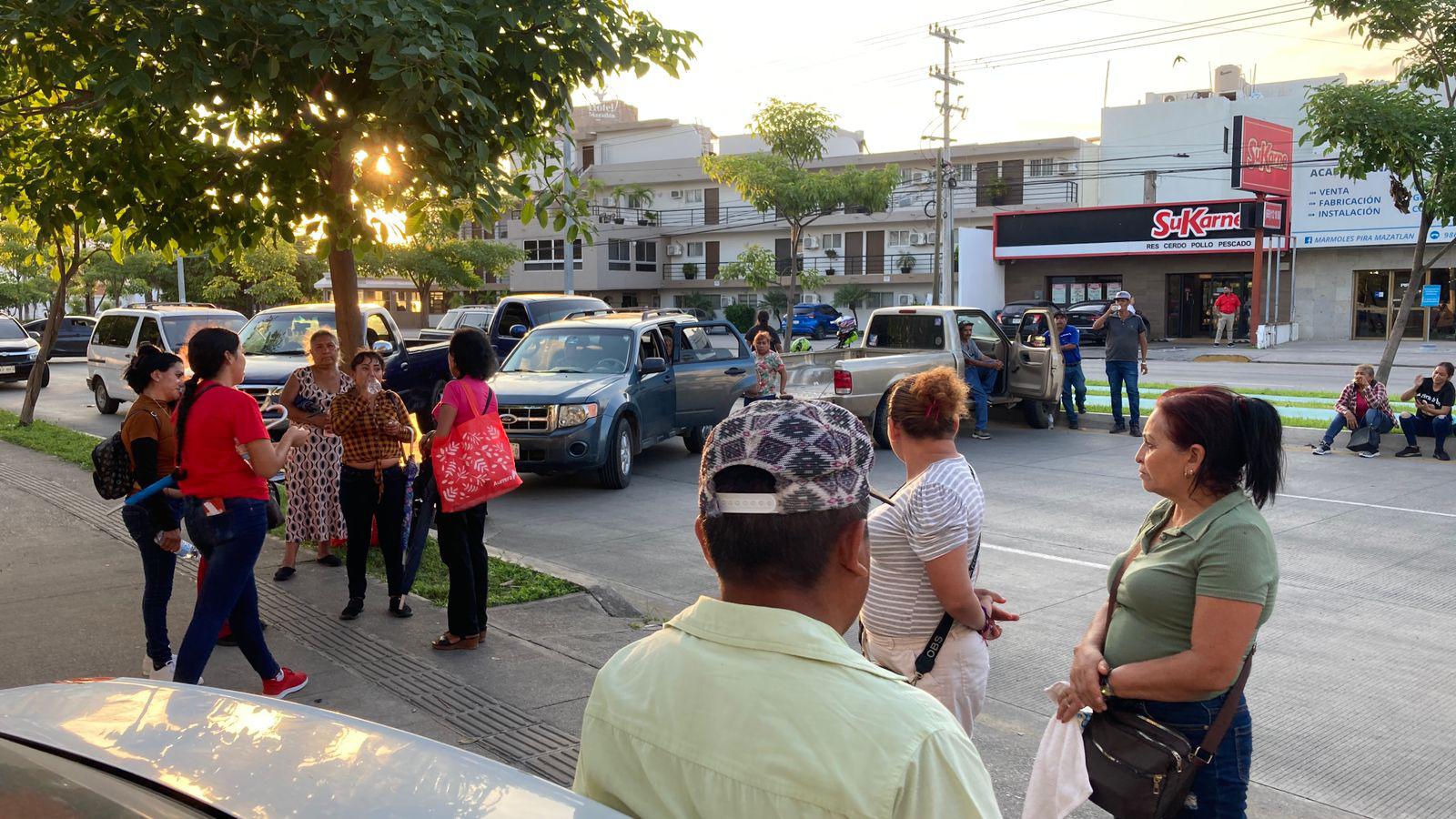 $!Tras ‘ahorcar’ 10 horas la vialidad en la Rafael Buelna, desplazados levantan el bloqueo, en Mazatlán