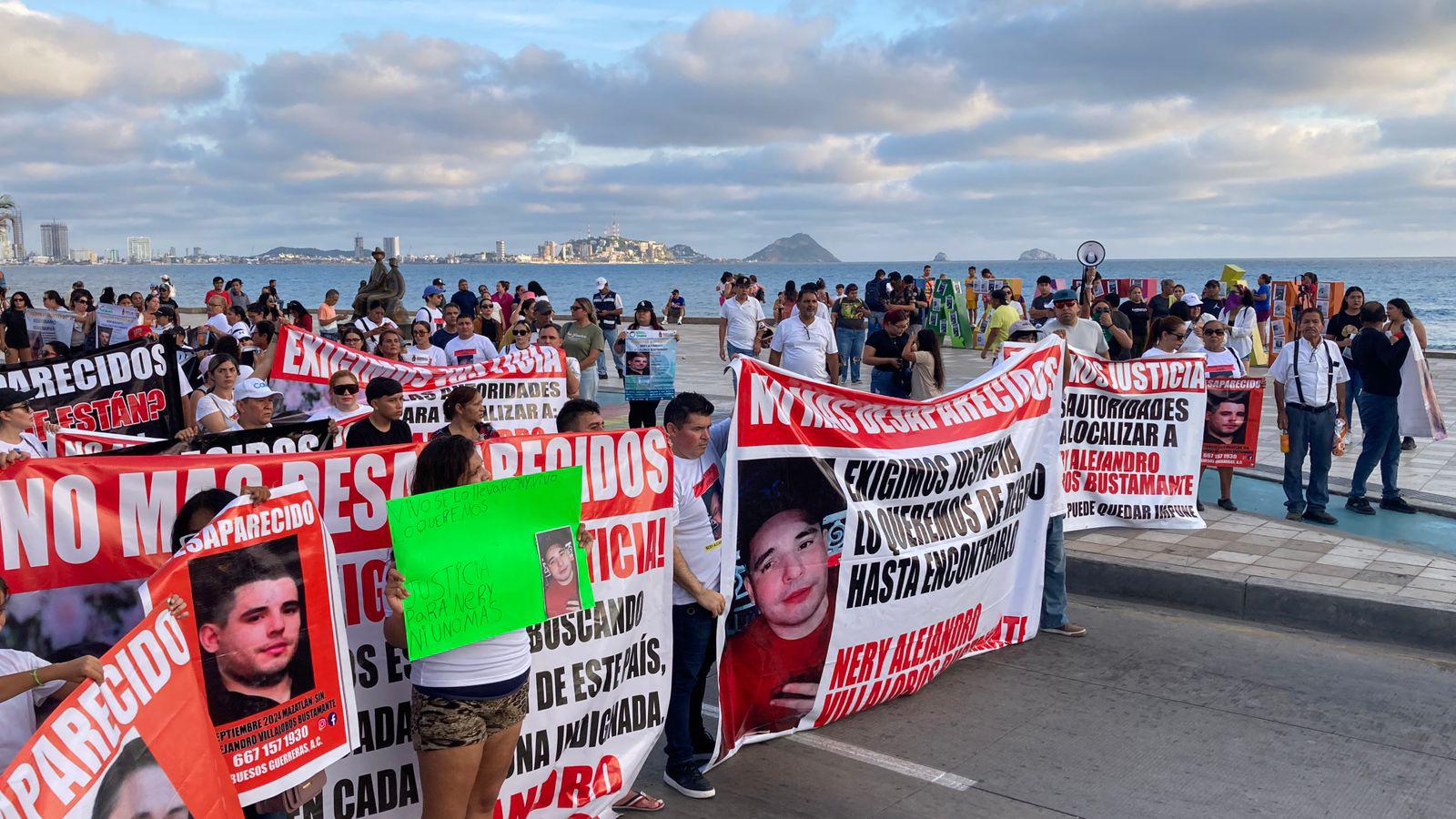 $!Mientras AMLO, Claudia y Rocha van a Rosario; en Mazatlán familias claman por sus desaparecidos y bloquean en la zona turística