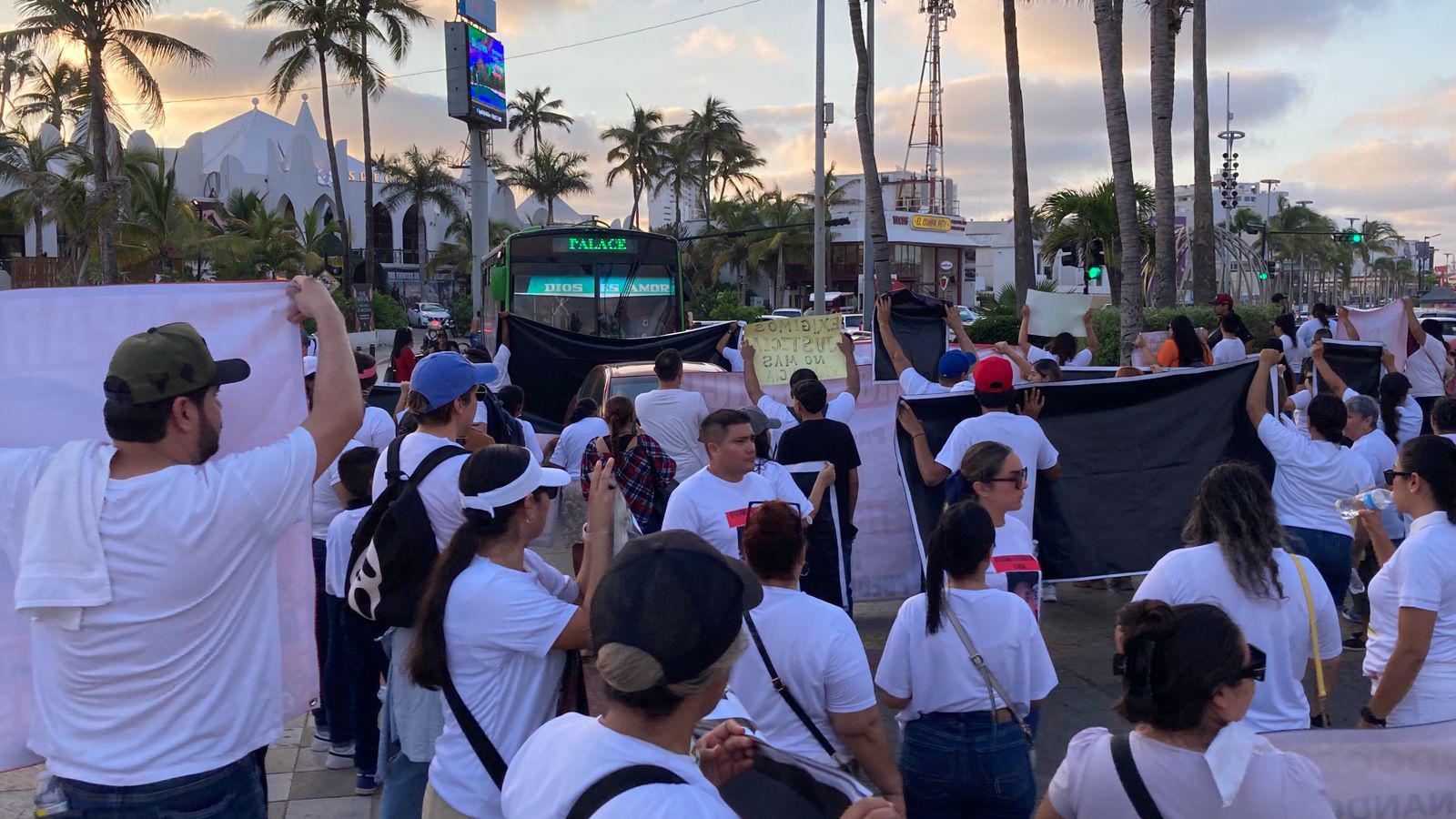 $!Mientras AMLO, Claudia y Rocha van a Rosario; en Mazatlán familias claman por sus desaparecidos y bloquean en la zona turística