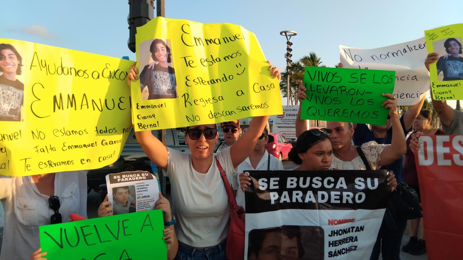 $!Realizan marcha por el malecón por los desaparecidos en Mazatlán