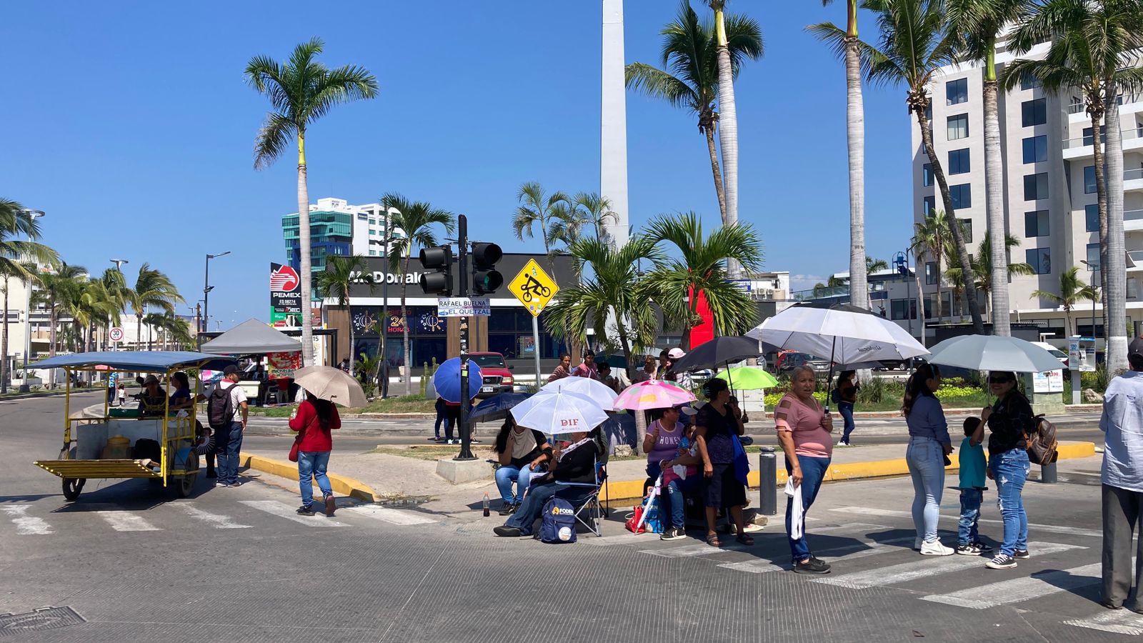 $!Bloquean desplazados por la violencia glorieta entre Rafael Buelna y Camarón Sábalo en exigencia de escrituras