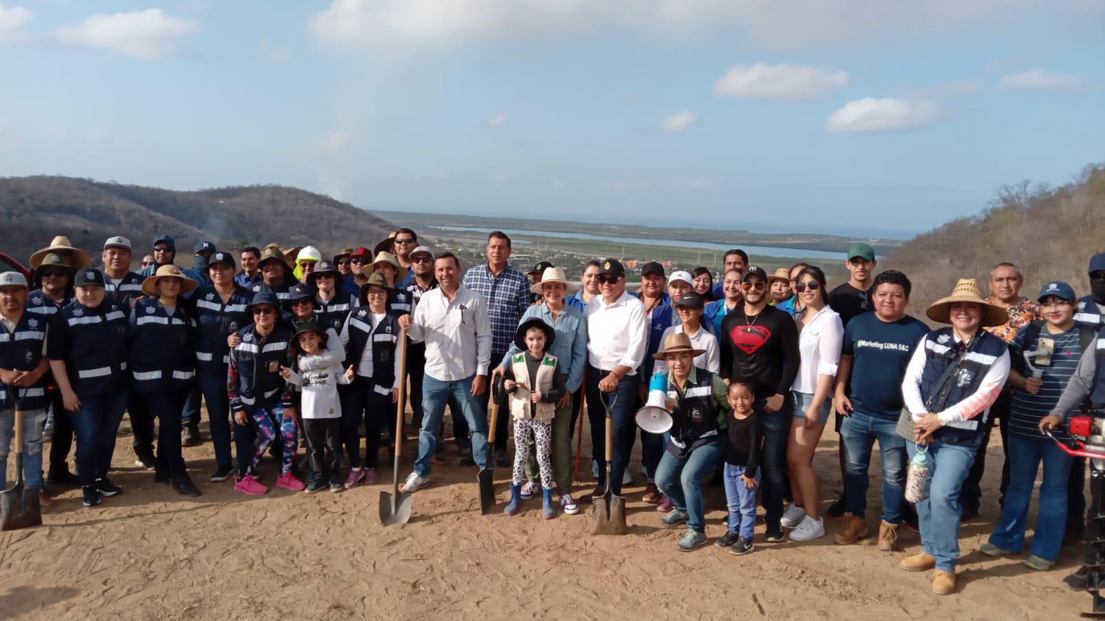 $!Celebran Día Mundial del Medio Ambiente con reforestación en área cerrada del Basurón de Mazatlán