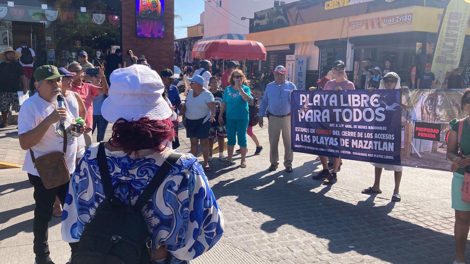 $!Manifestantes reabren acceso a playa de Mazatlán cerrado por la iniciativa privada