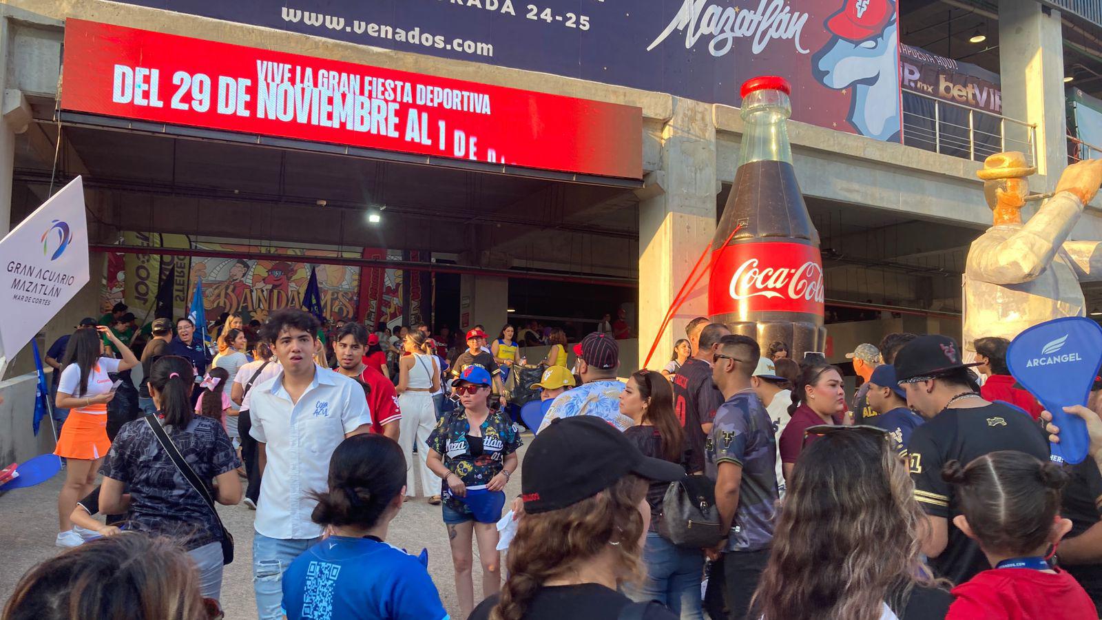 $!Cientos de aficionados comienzan a ingresar al Estadio Teodoro Mariscal