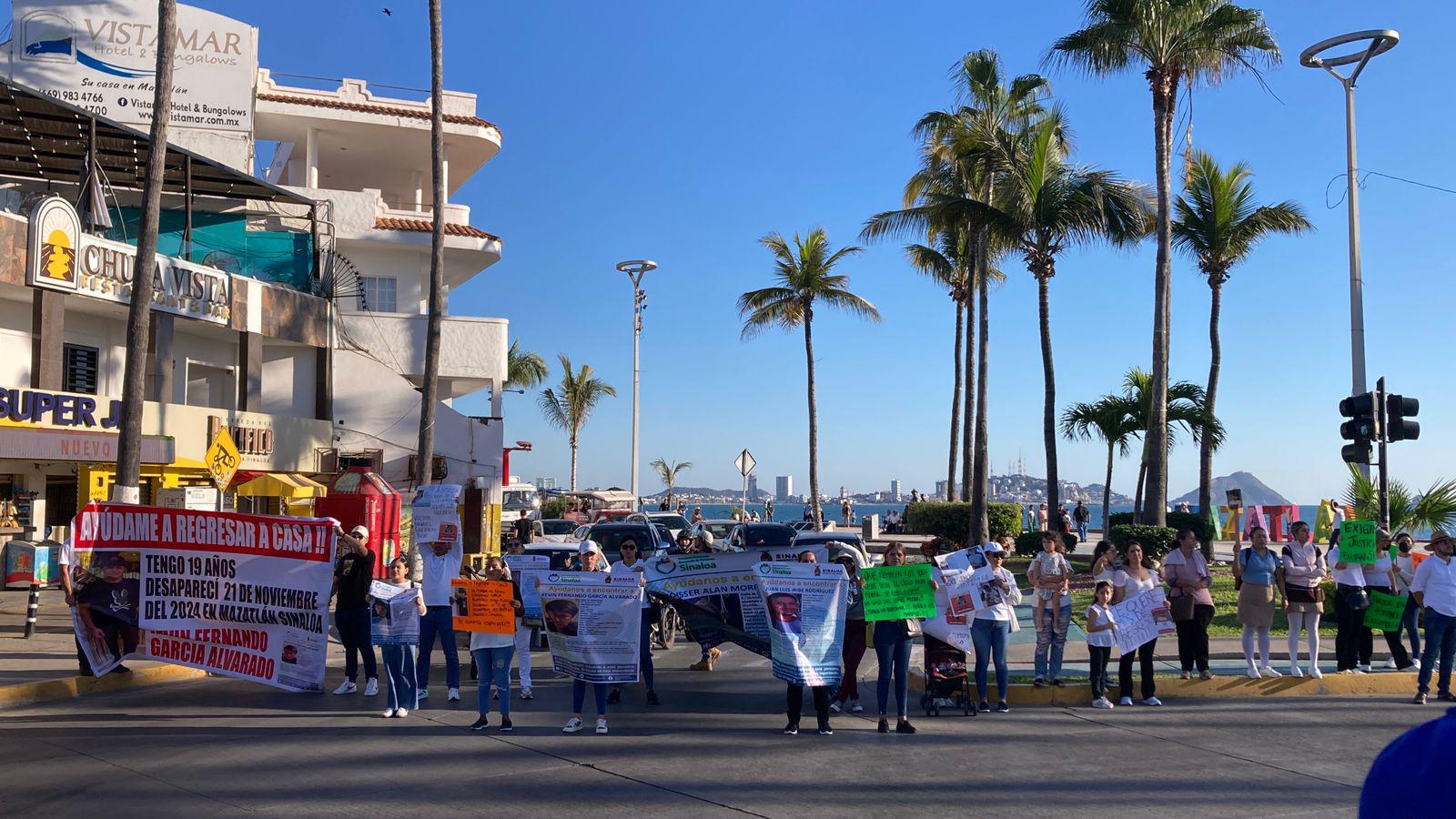 $!Familiares de desaparecidos claman justicia por el malecón de Mazatlán