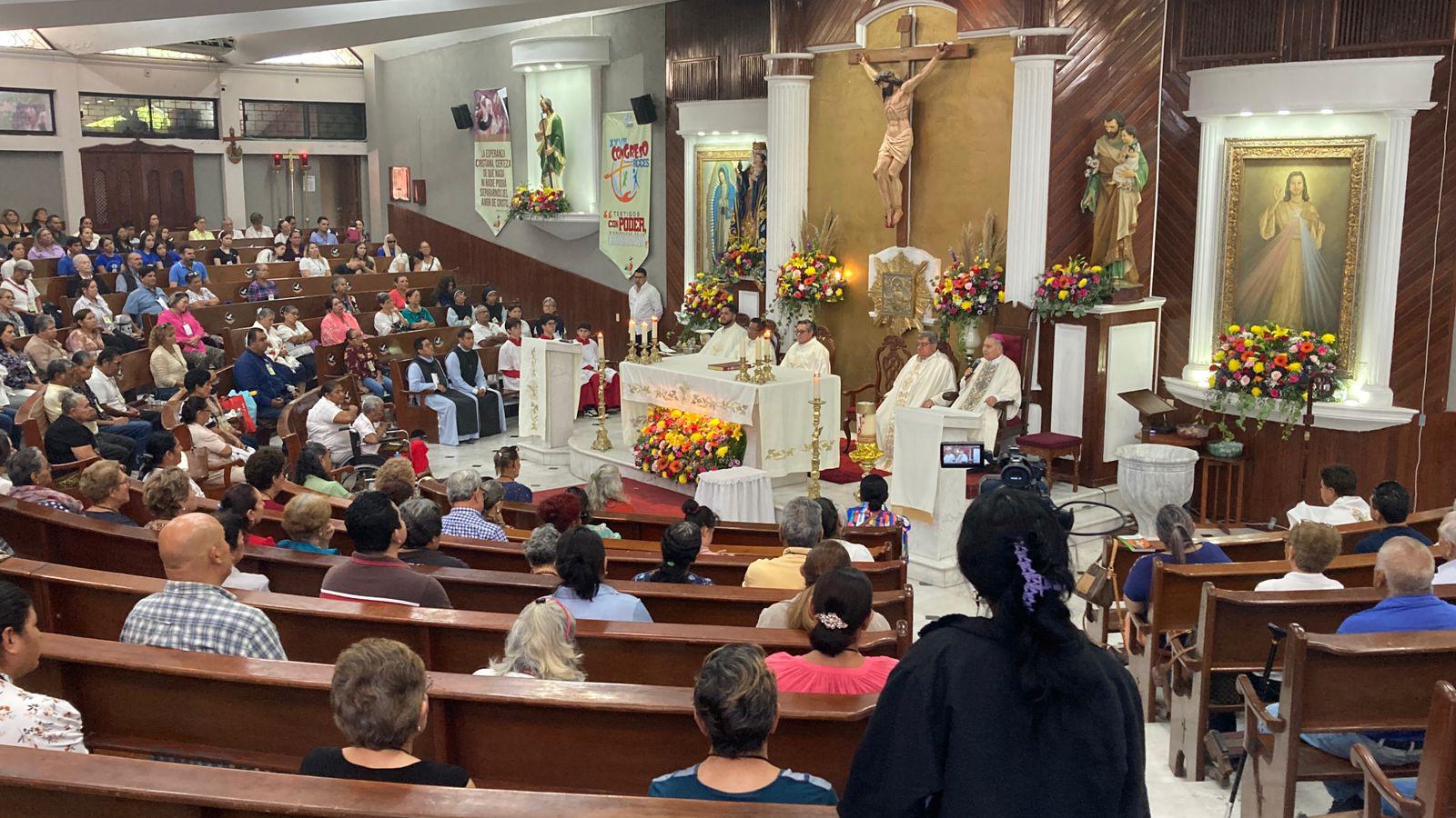 $!Celebra Obispo de Mazatlán la Santa Eucaristía del Congreso Diocesano de RCCES