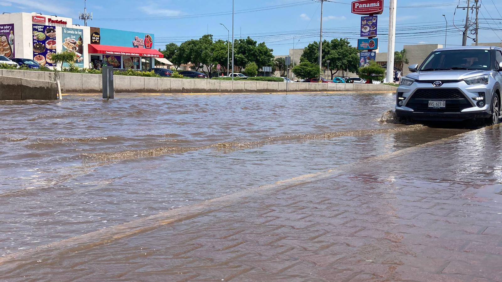 $!Se les mete el agua a sus negocios cada vez que llueve