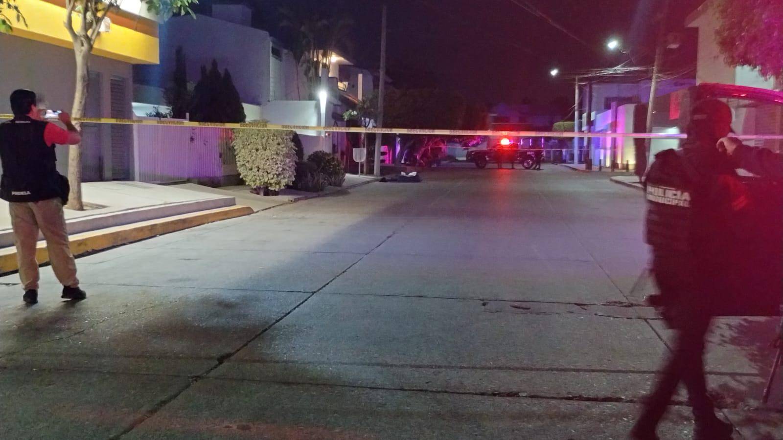 $!Hallan un cuerpo envuelto en cobijas en la colonia Las Quintas, en Culiacán