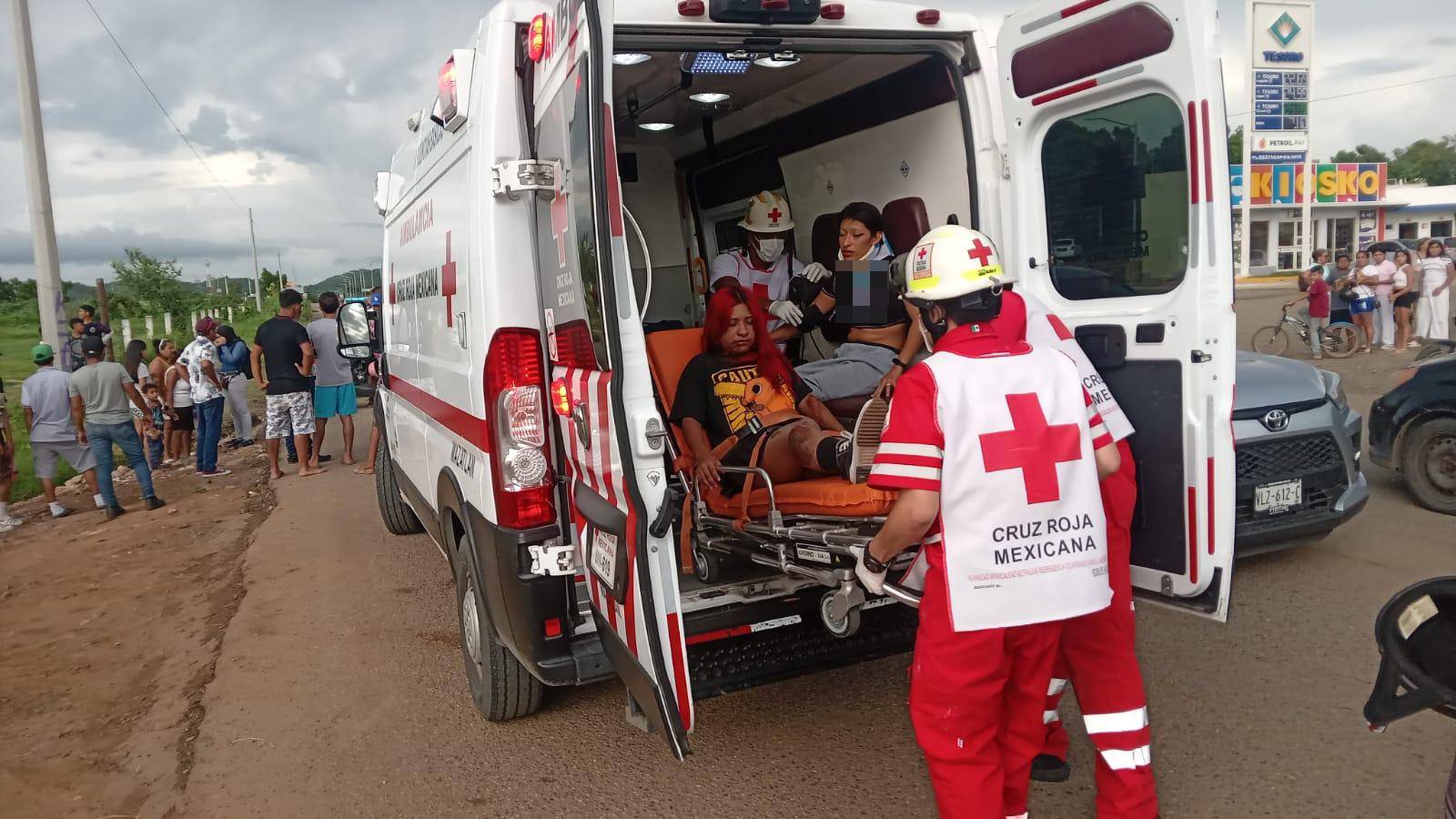 $!Hermanas quedan heridas tras derrapar su moto en Mazatlán