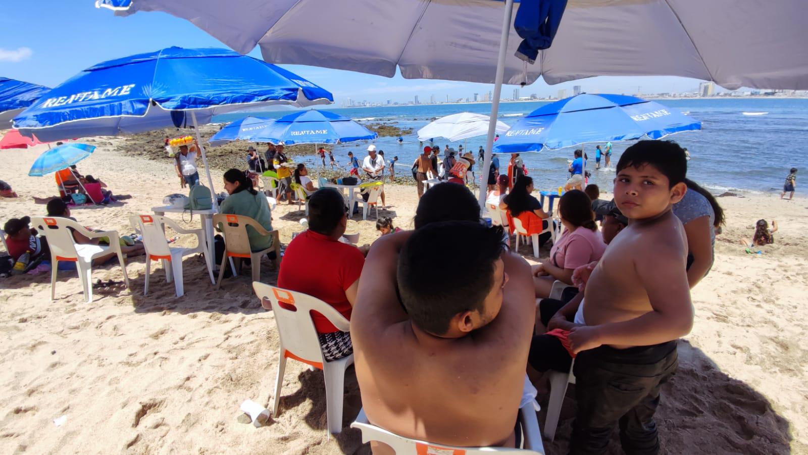 $!Playas de Mazatlán, con gran afluencia de bañistas