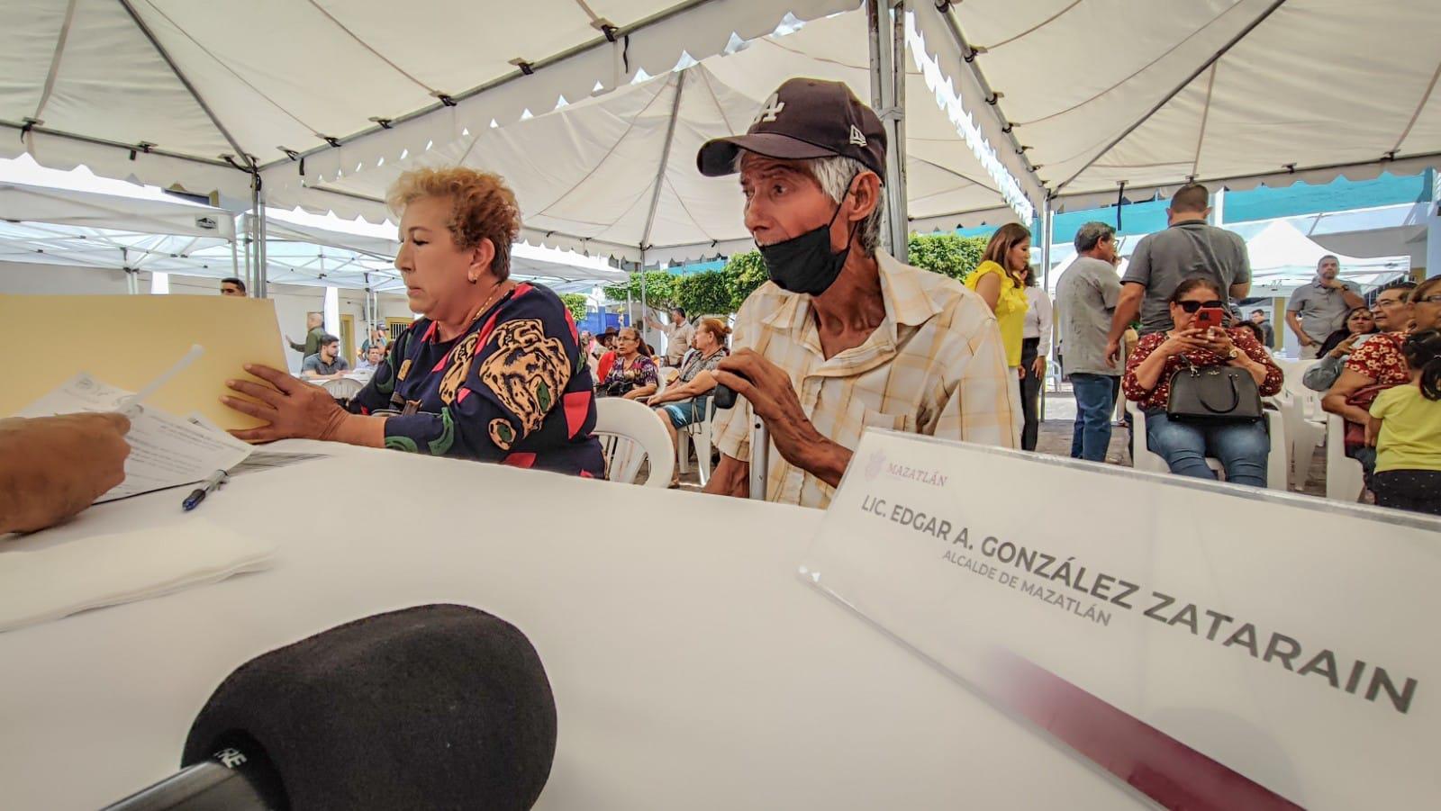 $!Después de 30 años, Doña Carmen recibe las escrituras de su vivienda